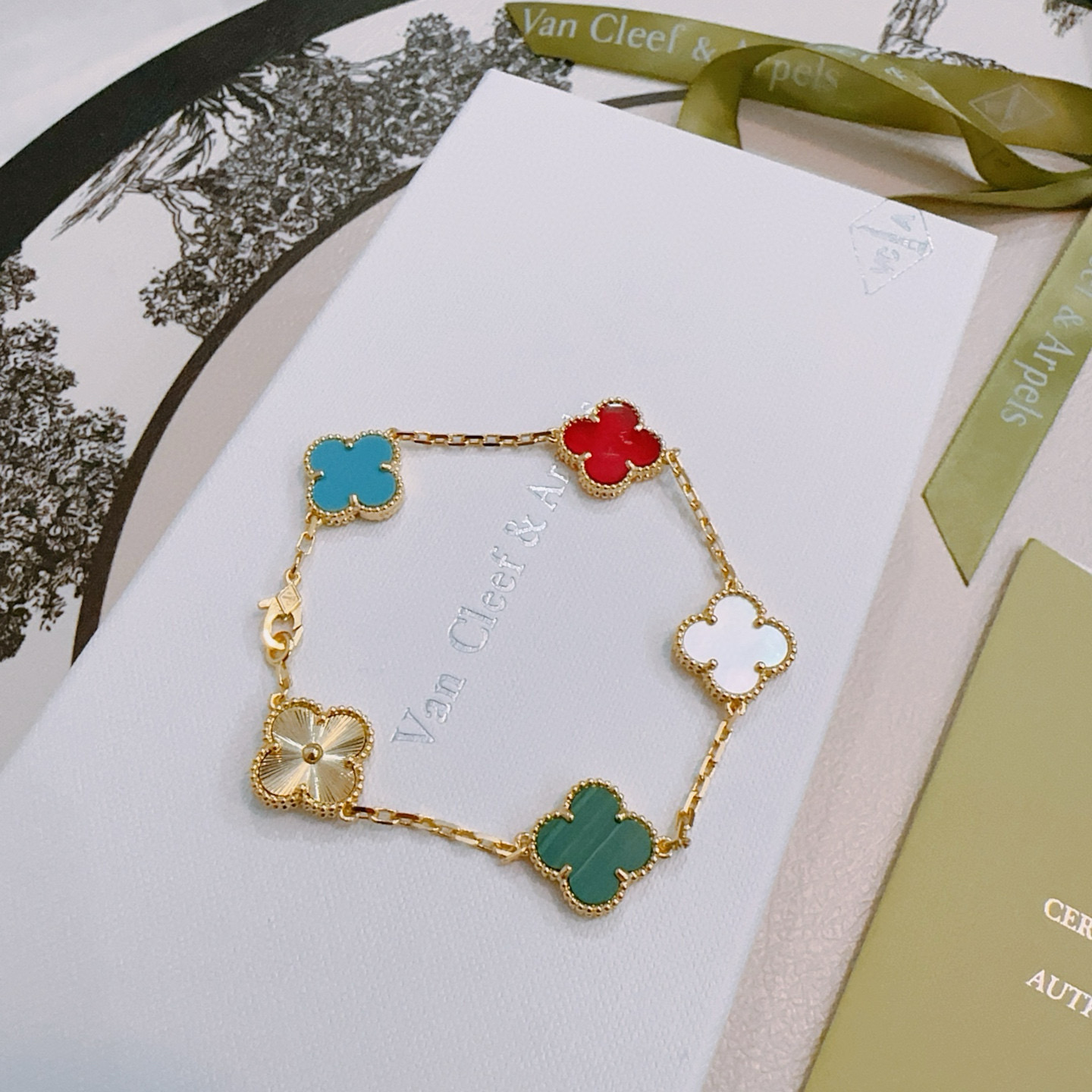 Bracciale Van Cleef Arpels Alhambra Metallo oro giallo con turchese blu corniola rosso malachite verde madreperla bianca e motivi di trifoglio guilloché oro 17 cm