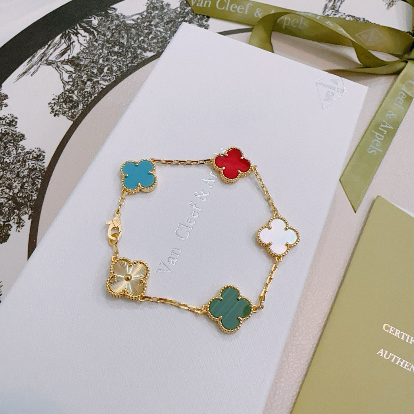 Bracciale Van Cleef Arpels Alhambra Metallo oro giallo con turchese blu corniola rosso malachite verde madreperla bianca e motivi di trifoglio guilloché oro 17 cm