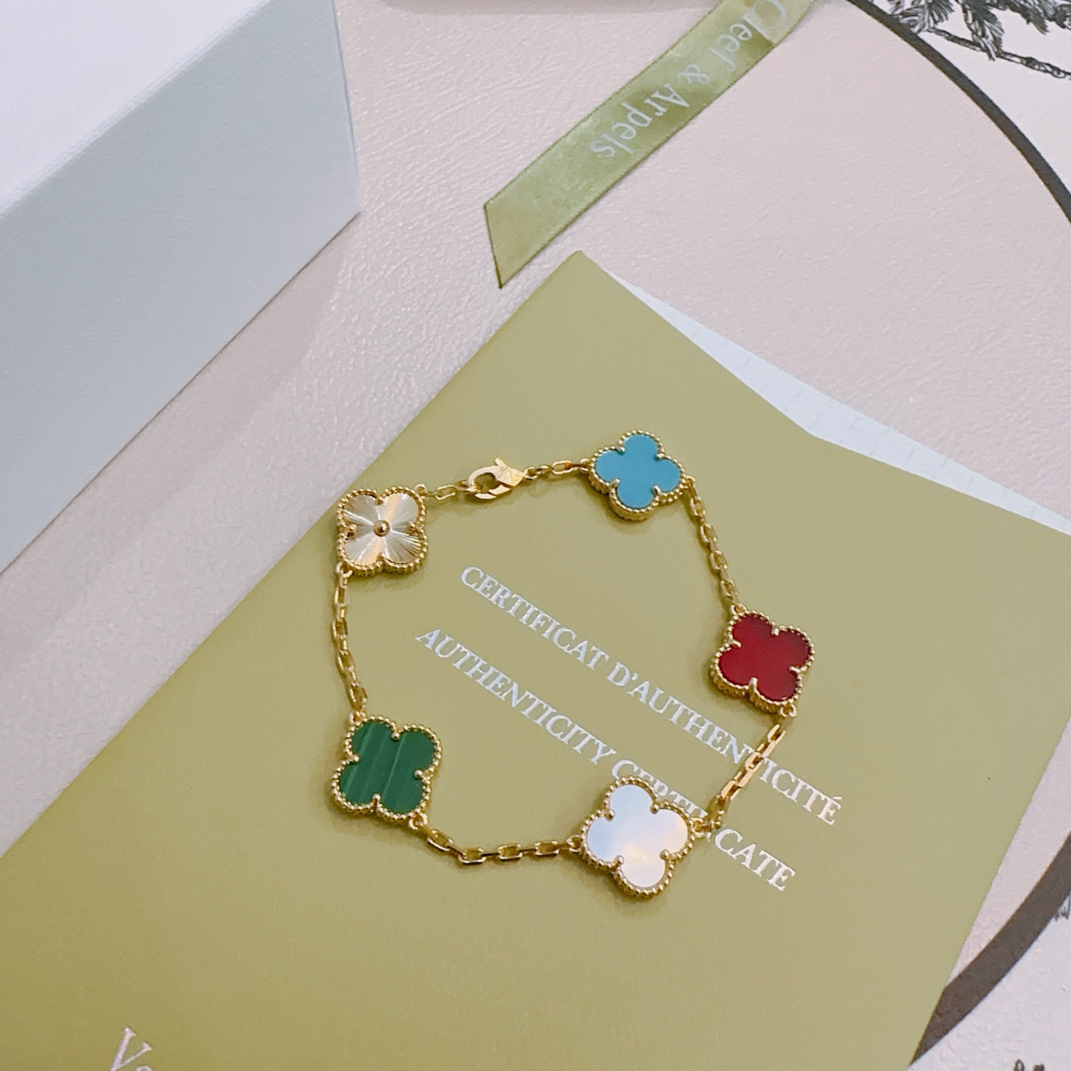 Bracciale Van Cleef Arpels Alhambra Metallo oro giallo con turchese blu corniola rosso malachite verde madreperla bianca e motivi di trifoglio guilloché oro 17 cm