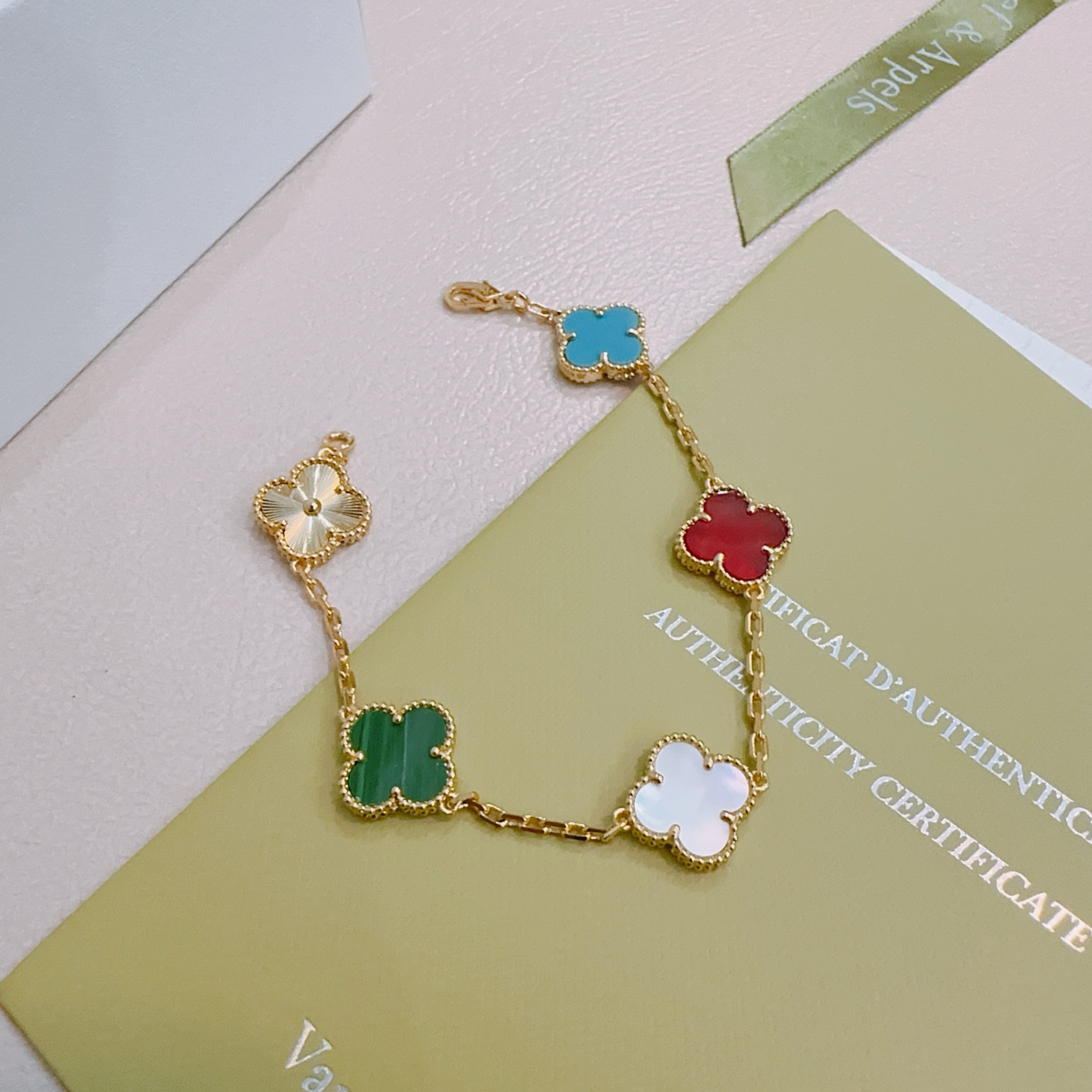 Bracciale Van Cleef Arpels Alhambra Metallo oro giallo con turchese blu corniola rosso malachite verde madreperla bianca e motivi di trifoglio guilloché oro 17 cm