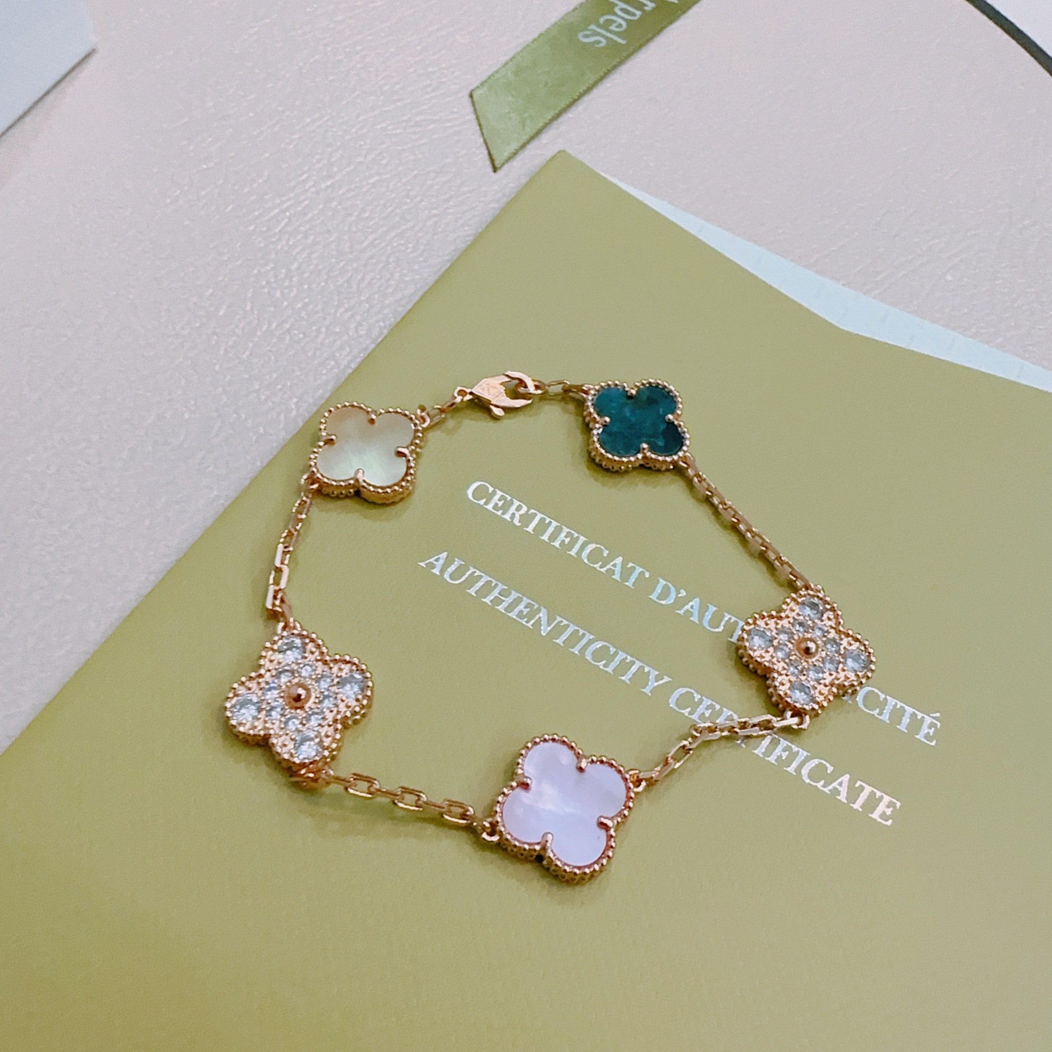 Pulsera Van Cleef Arpels Alhambra Metal dorado rosa con nácar blanco, ágata verde azulado, ópalo de nácar champán y detalles de diamantes transparentes 17 cm
