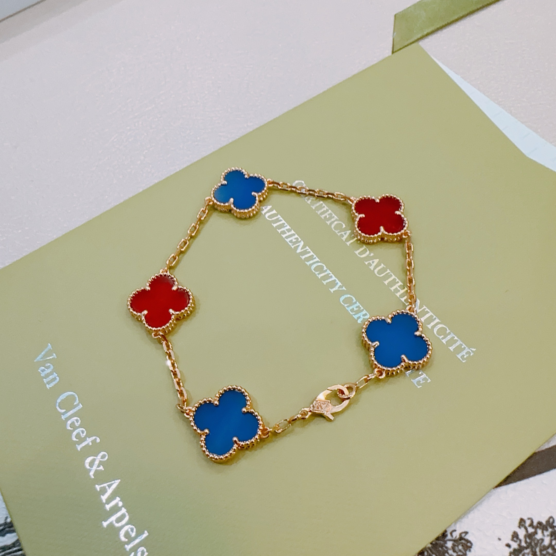 Pulsera Van Cleef Arpels Alhambra Metal dorado con incrustaciones de tréboles azules y rojos 17cm