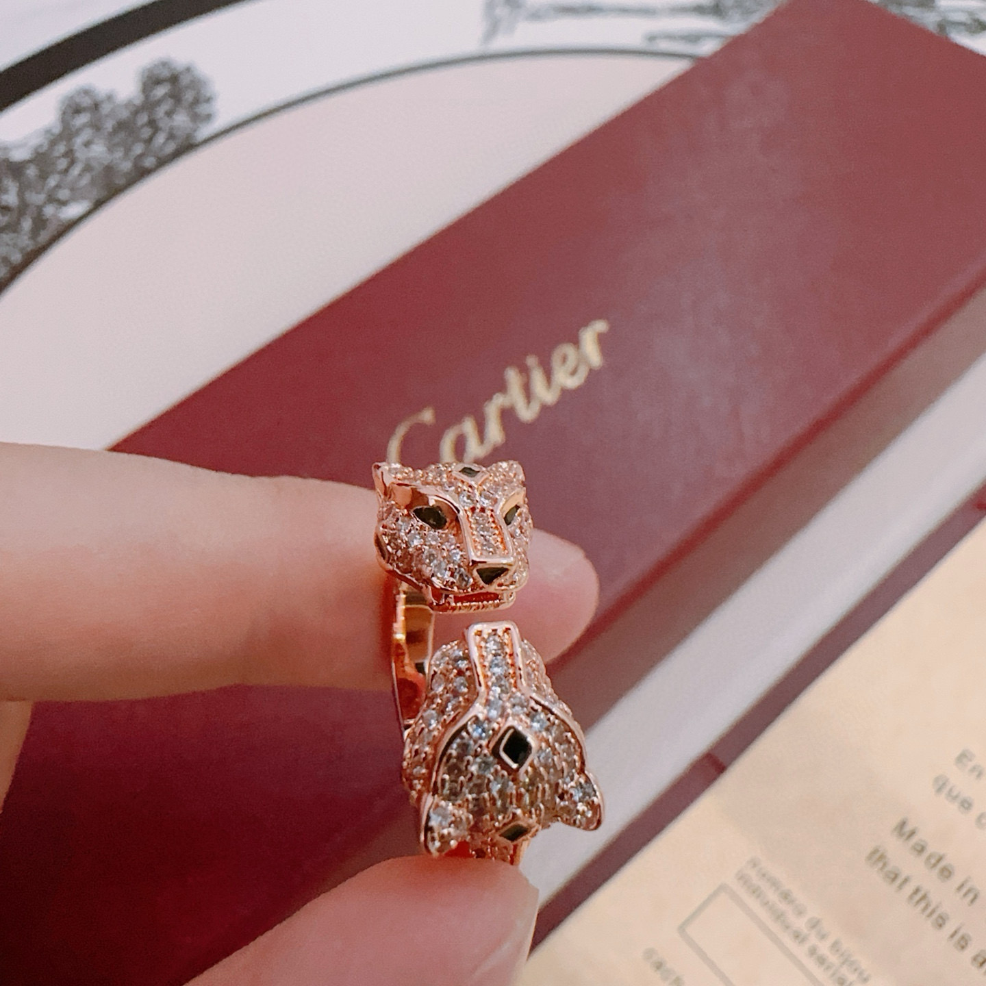 NO:575459,Cartier ring V gold material series has perfect appearance, unrivaled details, the unique color is completely impeccable, and is decorated with a classic ring shape design, which is simple yet elegant and eye-catching. The V gold pure handmade combination is more elegant and elegant. Same style for men and women. Cartier ring code number 6789, jewelry boutique, cartier, ring19860909卡地亚戒指V金材质系列 品相完美,细节无敌,那种独特的色泽完全无可挑剔,再缀以经典指环外形设计,简约之余却又优雅夺目,V金纯手工的组合更显气色,上手雅致动人.男女同款 卡地亚戒指 码数6789,饰品精品,cartier,ring,Jewelry