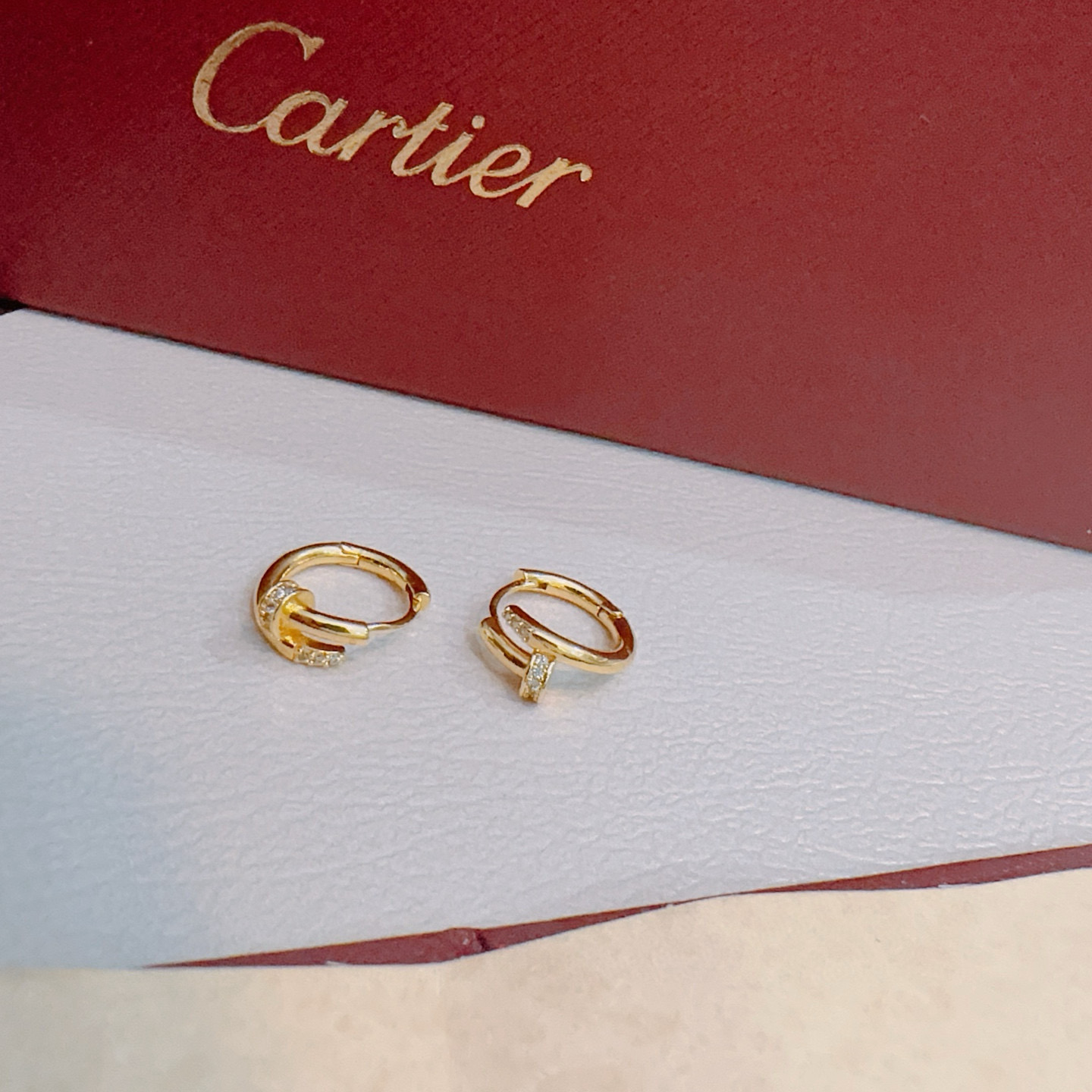 NO:575465,Cartier Earrings V gold material series are in perfect condition, with incomparable details. The unique color is completely impeccable. It is also decorated with a classic ring shape design, which is simple yet elegant and eye-catching. The pure handmade combination of V gold is more elegant and elegant. Same style for men and women. Cartier earrings, jewelry boutique, cartier, earrings19860909卡地亚耳环V金材质系列 品相完美,细节无敌,那种独特的色泽完全无可挑剔,再缀以经典指环外形设计,简约之余却又优雅夺目,V金纯手工的组合更显气色,上手雅致动人.男女同款 卡地亚耳环,饰品精品,cartier,earrings,Jewelry