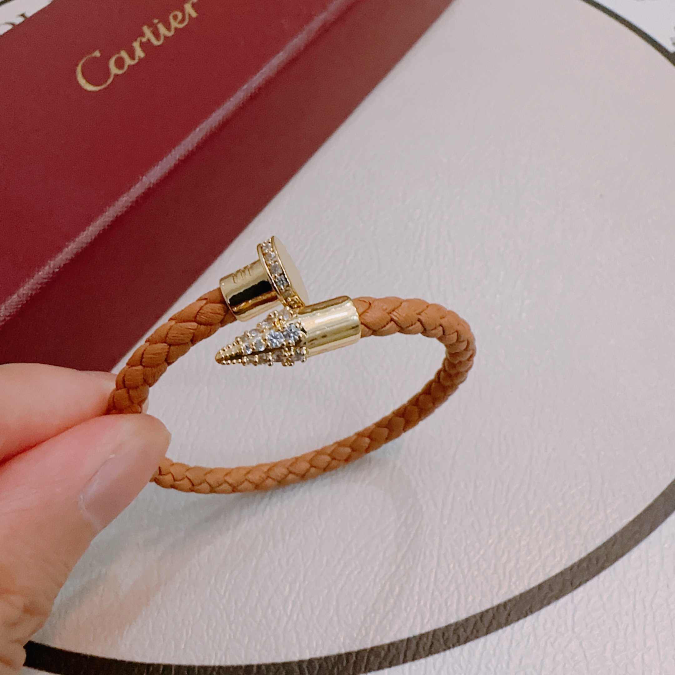 NO:582983,Cartier Bracelet Bracelet V gold cowhide material series is in perfect condition, with unparalleled details. The unique color is completely impeccable, and is decorated with a classic ring shape design. It is simple yet elegant and eye-catching. The pure handmade combination of V gold is more elegant and elegant. Same style for men and women. Cartier bracelet, jewelry boutique, cartier, bracelet, bracelet, cowhide19860909卡地亚手链手镯V金牛皮材质系列 品相完美,细节无敌,那种独特的色泽完全无可挑剔,再缀以经典指环外形设计,简约之余却又优雅夺目,V金纯手工的组合更显气色,上手雅致动人.男女同款 卡地亚手链,饰品精品,cartier,bracelet,bracelet,cowhide,Jewelry