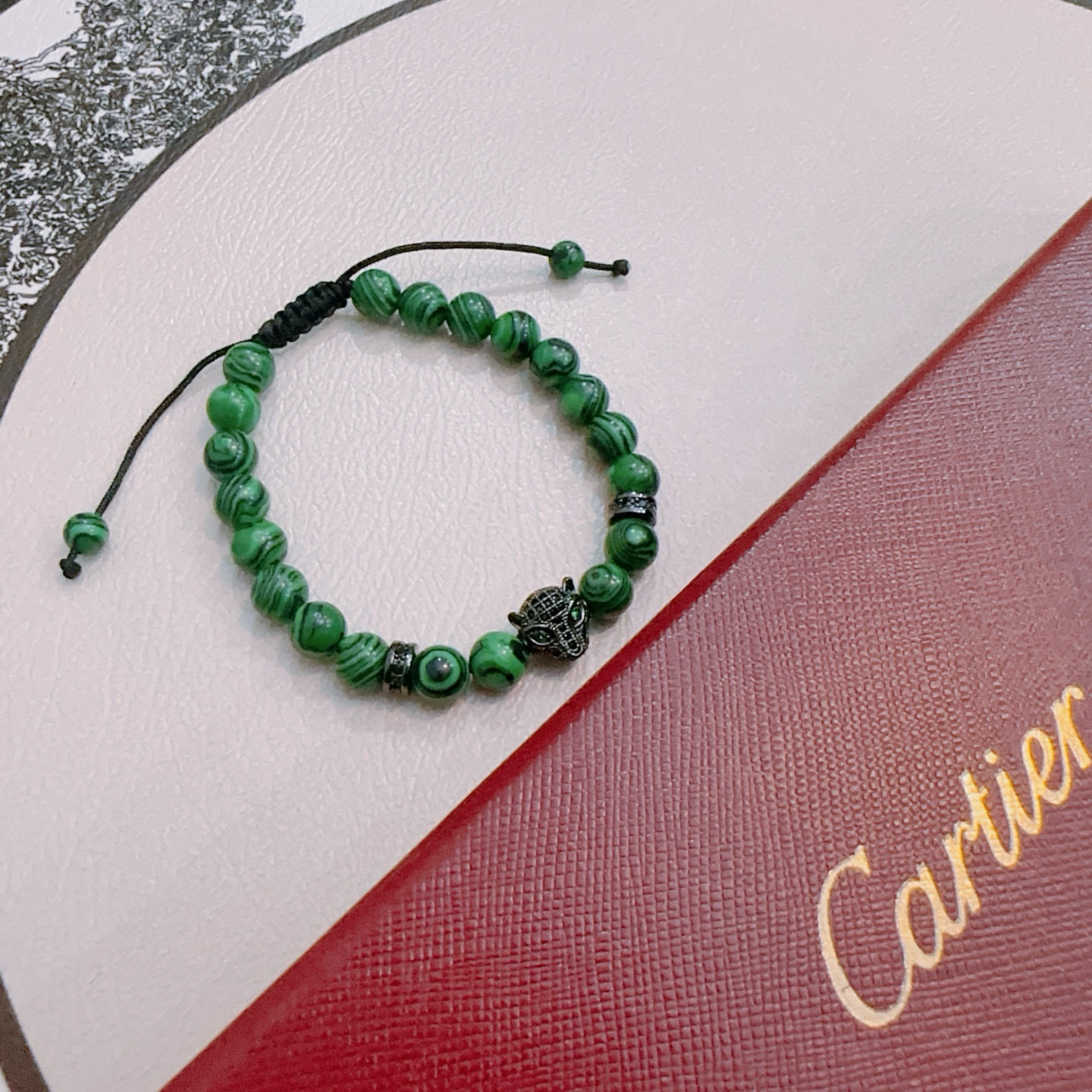 NO:582981,The new Cartier Leopard Agate Bracelet V gold material series is in perfect condition, with unparalleled details. The unique color is completely impeccable. It is also decorated with a classic ring shape design, which is simple yet elegant and eye-catching. The pure handmade combination of V gold is more elegant and elegant. Same style for men and women. Cartier bracelet, jewelry boutique, cartier, bracelet19860909新款卡地亚豹子玛瑙手链V金材质系列 品相完美,细节无敌,那种独特的色泽完全无可挑剔,再缀以经典指环外形设计,简约之余却又优雅夺目,V金纯手工的组合更显气色,上手雅致动人.男女同款 卡地亚手链,饰品精品,cartier,bracelet,Jewelry