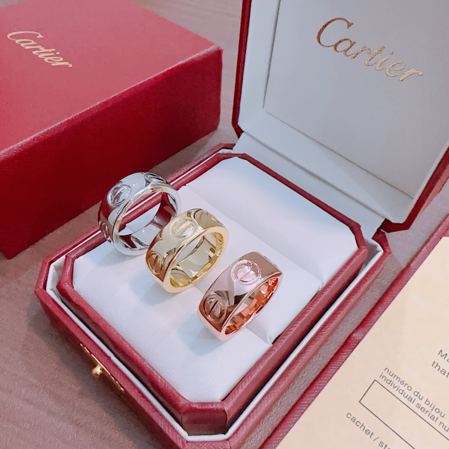 NO:575673,The new V gold material series of Cartier rings with diamonds is in perfect condition, with unparalleled details. The unique color is completely impeccable. It is also decorated with a classic ring shape design, which is simple yet elegant and eye-catching. The pure handmade combination of V gold is more elegant and elegant. Same style for men and women. Code number 67891011, fine jewelry, cartier, ring19860909新款带钻卡地亚戒指V金材质系列 品相完美,细节无敌,那种独特的色泽完全无可挑剔,再缀以经典指环外形设计,简约之余却又优雅夺目,V金纯手工的组合更显气色,上手雅致动人.男女同款 码数67891011,饰品精品,cartier,ring,Jewelry