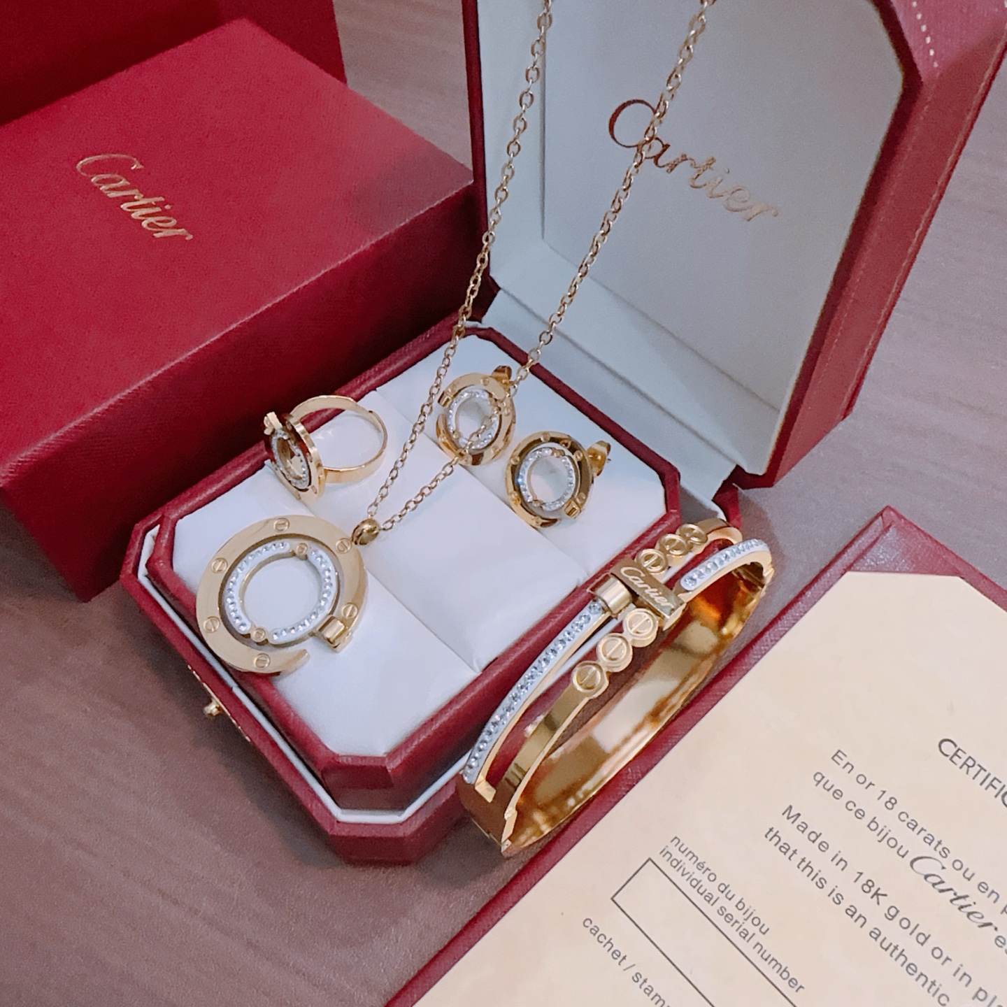 NO:583234,P necklace 55 new model Cartier set necklace earrings bracelet ring (Thai steel material) series, the unique color is completely impeccable, and then decorated with a classic ring shape design, simple yet elegant and eye-catching, the combination is more elegant, elegant and moving., jewelry boutique, cartier, earrings, necklace, bracelet, ring19860909P项链55新款卡地亚套装项链耳环手链戒指（泰钢材质）系列 ,那种独特的色泽完全无可挑剔,再缀以经典指环外形设计,简约之余却又优雅夺目,组合更显气色,上手雅致动人.,饰品精品,cartier,earrings,necklace,bracelet,ring,Jewelry