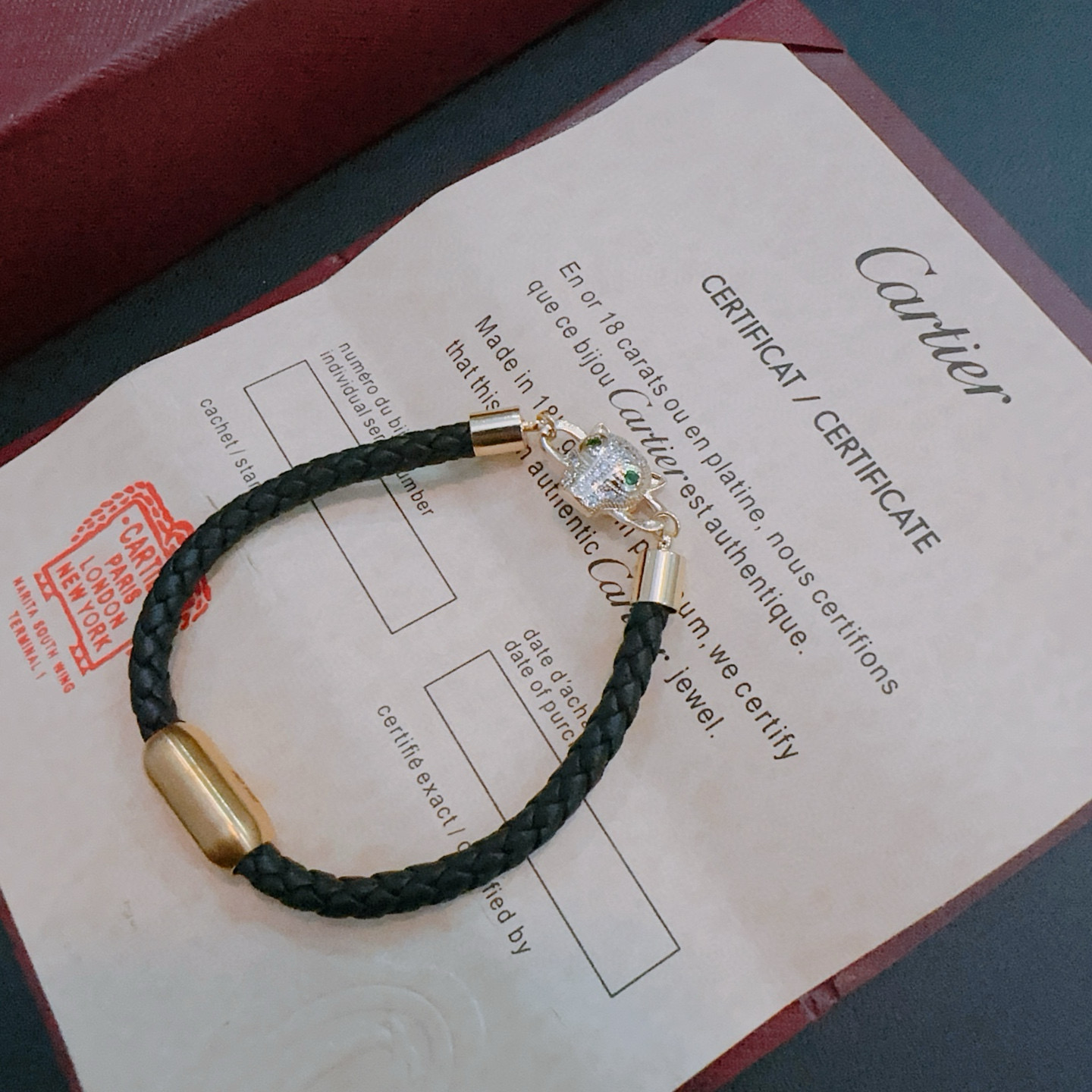 NO:583235,Cartier Bracelet Bracelet V gold cowhide material series is in perfect condition, with unparalleled details. The unique color is completely impeccable, and is decorated with a classic ring shape design. It is simple yet elegant and eye-catching. The pure handmade combination of V gold is more elegant and elegant. Same style for men and women. Cartier bracelet, jewelry boutique, cartier, bracelet, bracelet, cowhide19860909卡地亚手链手镯V金牛皮材质系列 品相完美,细节无敌,那种独特的色泽完全无可挑剔,再缀以经典指环外形设计,简约之余却又优雅夺目,V金纯手工的组合更显气色,上手雅致动人.男女同款 卡地亚手链,饰品精品,cartier,bracelet,bracelet,cowhide,Jewelry