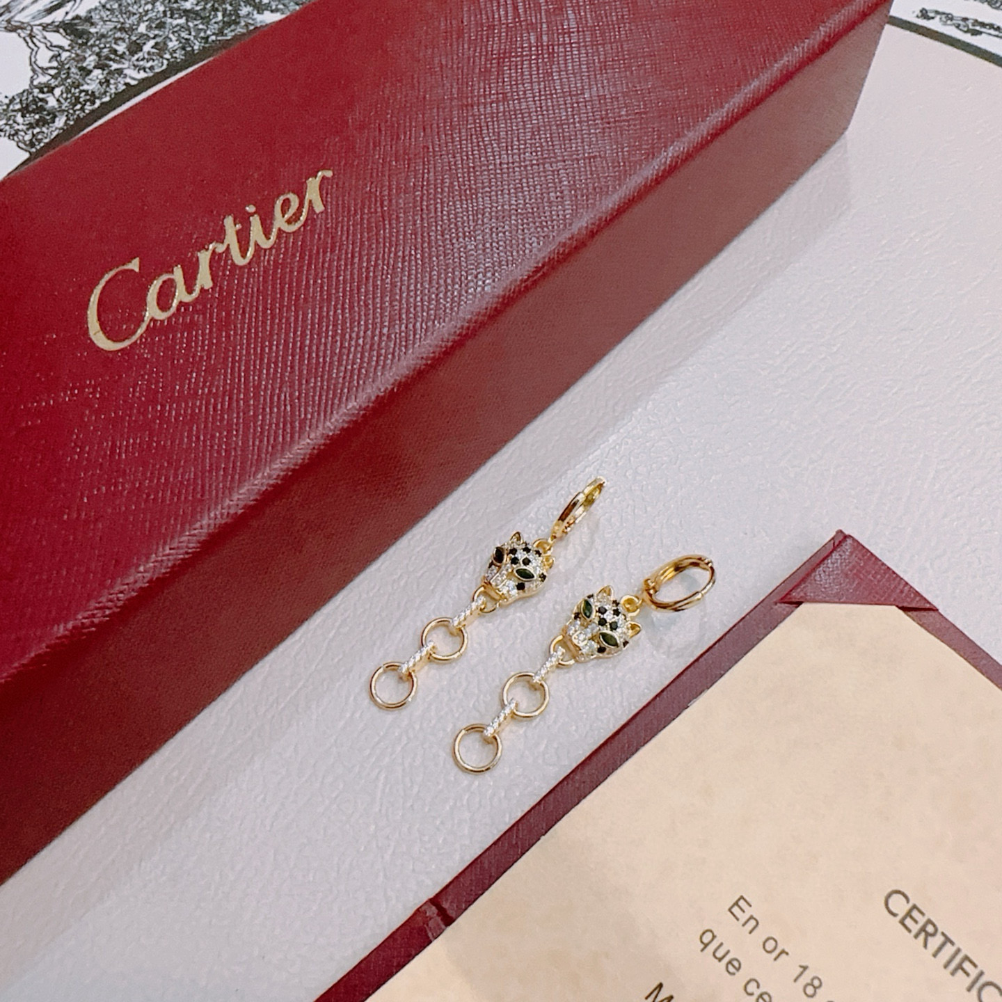 NO:583651,Cartier Earrings V gold material series are in perfect condition, with incomparable details. The unique color is completely impeccable. It is also decorated with a classic ring shape design, which is simple yet elegant and eye-catching. The pure handmade combination of V gold is more elegant and elegant. Same style for men and women. Cartier earrings, jewelry boutique, cartier, earrings19860909卡地亚耳环V金材质系列 品相完美,细节无敌,那种独特的色泽完全无可挑剔,再缀以经典指环外形设计,简约之余却又优雅夺目,V金纯手工的组合更显气色,上手雅致动人.男女同款 卡地亚耳环,饰品精品,cartier,earrings,Jewelry