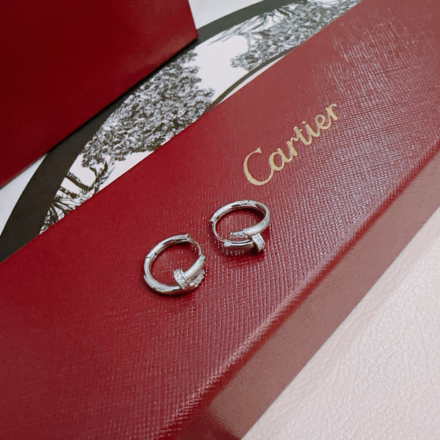 NO:583637,Cartier Earrings V gold material series are in perfect condition, with incomparable details. The unique color is completely impeccable. It is also decorated with a classic ring shape design, which is simple yet elegant and eye-catching. The pure handmade combination of V gold is more elegant and elegant. Same style for men and women. Cartier earrings, jewelry boutique, cartier, earrings19860909卡地亚耳环V金材质系列 品相完美,细节无敌,那种独特的色泽完全无可挑剔,再缀以经典指环外形设计,简约之余却又优雅夺目,V金纯手工的组合更显气色,上手雅致动人.男女同款 卡地亚耳环,饰品精品,cartier,earrings,Jewelry