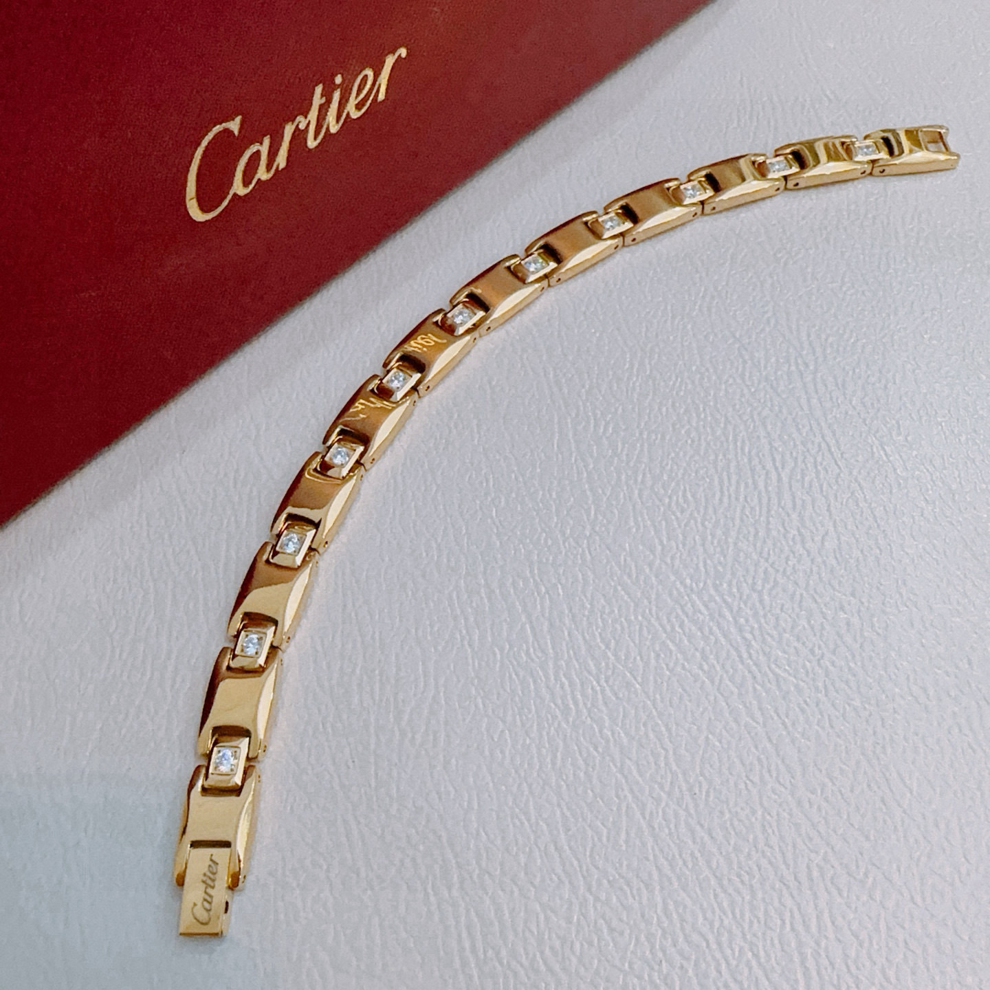 NO:575805,Cartier Bracelet V gold material series has perfect appearance, unparalleled details, the unique color is completely impeccable, and is decorated with a classic ring shape design, which is simple yet elegant and eye-catching. The pure handmade combination of V gold is more elegant and elegant. Same style for men and women. Cartier bracelet, jewelry boutique, cartier, bracelet19860909卡地亚手链V金材质系列 品相完美,细节无敌,那种独特的色泽完全无可挑剔,再缀以经典指环外形设计,简约之余却又优雅夺目,V金纯手工的组合更显气色,上手雅致动人.男女同款 卡地亚手链,饰品精品,cartier,bracelet,Jewelry