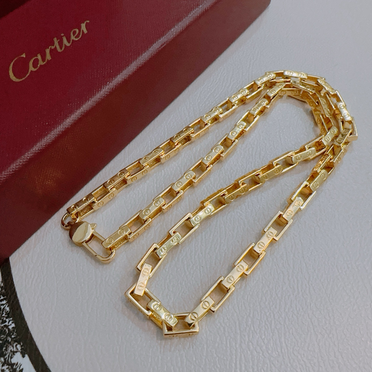 NO:583652,The new Cartier necklace V gold material series is in perfect appearance, with unparalleled details. The unique color is completely impeccable, and is decorated with a classic ring shape design. It is simple yet elegant and eye-catching. The pure handmade combination of V gold is more elegant and elegant. The same style for men and women, fine jewelry, cartier, necklace19860909新款卡地亚项链V金材质系列 品相完美,细节无敌,那种独特的色泽完全无可挑剔,再缀以经典指环外形设计,简约之余却又优雅夺目,V金纯手工的组合更显气色,上手雅致动人.男女同款,饰品精品,cartier,necklace,Jewelry