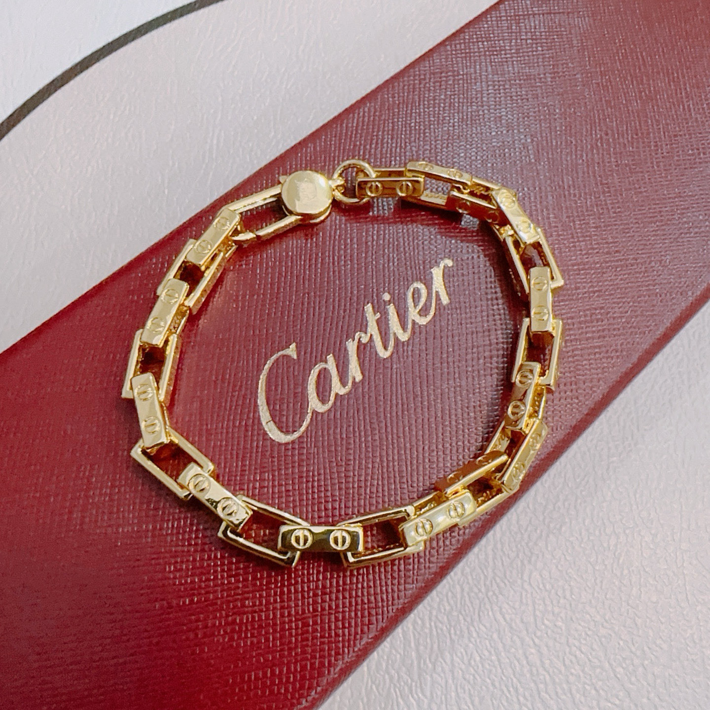 NO:583654,The new Cartier bracelet V gold material series is in perfect condition, with unparalleled details. The unique color is completely impeccable, and is decorated with a classic ring shape design. It is simple yet elegant and eye-catching. The pure handmade combination of V gold is more elegant and elegant. The same style for men and women, boutique jewelry, cartier, bracelet19860909新款卡地亚手链V金材质系列 品相完美,细节无敌,那种独特的色泽完全无可挑剔,再缀以经典指环外形设计,简约之余却又优雅夺目,V金纯手工的组合更显气色,上手雅致动人.男女同款,饰品精品,cartier,bracelet,Jewelry