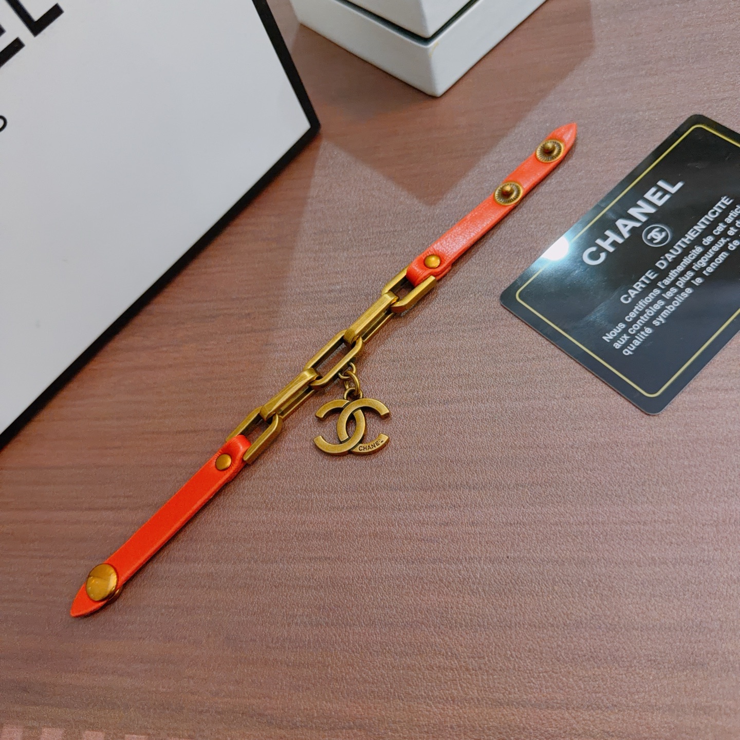 NO:589453,High-quality Chanel cowhide bracelet original item counter new open mold retro trendy fashion must-have. Can be worn by both men and women. Same style for couples. Rock punk Thai silver style. Retro elements. Trendy and versatile. Official website same cowhide latest chain. Higher grade. Celebrity classic necklace series retro. Details are distressed. Non-market glossy version. The size can be adjusted. This one has been out. Hot-selling model in Chanel.  Very easy to match with trendy clothes, fine jewelry, chanel, necklace, bracelet, cowhide19860909高品质香奈儿牛皮手绳手链原单货专柜新款开模复古潮流时尚必备 男女均可佩戴 情侣款同款 摇滚朋克泰银风格 复古元素 潮流百搭 官网同款牛皮最新款链条档次更高明星经典款项链系列复古 细节对版做旧处理 非市面亮面版型 码数可调节 这款一直在出 香奈儿里面热卖款 非常好搭配潮流衣服,饰品精品,chanel,necklace,bracelet,cowhide,Jewelry