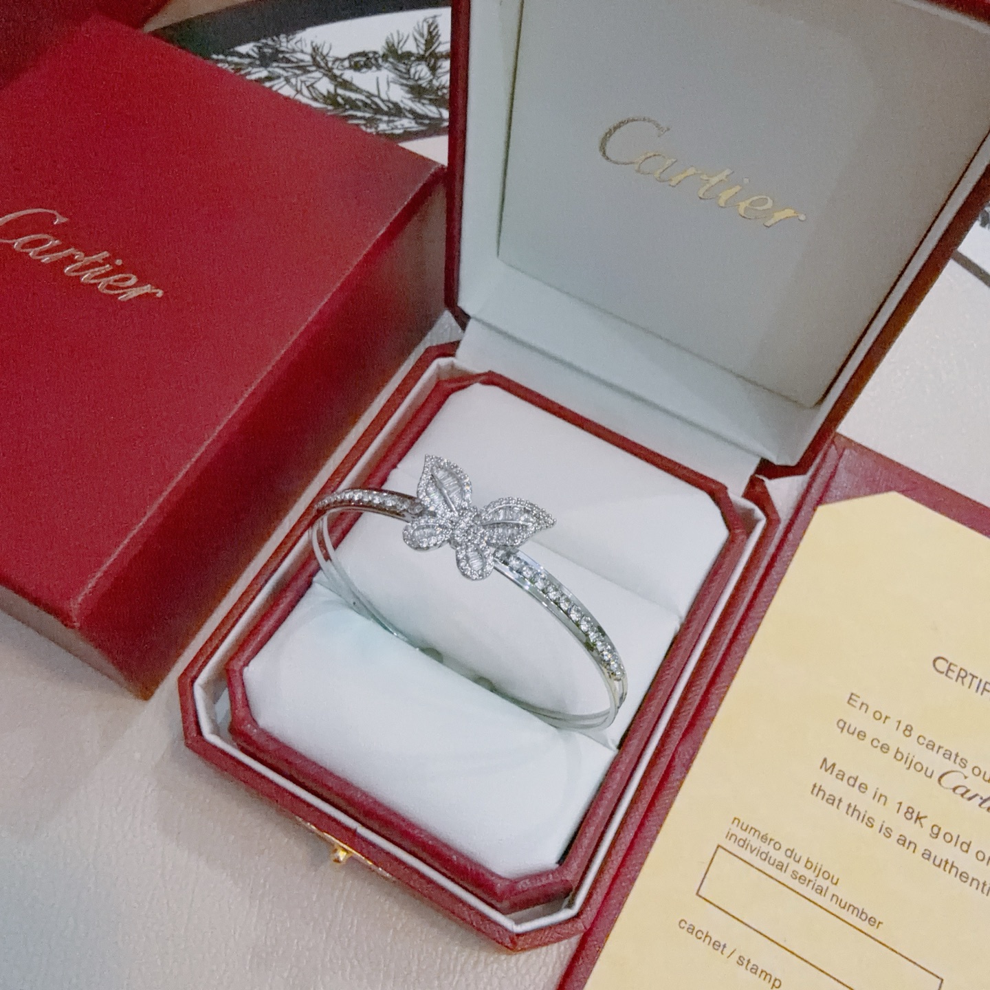 💰160 卡地亚手链手镯V金材质系列 品相完美，细节无敌，那种独特的色泽完全无可挑剔，再缀以经典指环外形设计，简约之余却又优雅夺目，V金纯手工的组合更显气色，上手雅致动人。男女同款 卡地亚手链