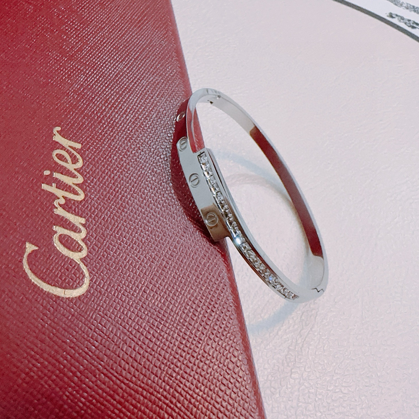 NO:589524,Cartier bracelet bracelet V gold material series, perfect appearance, unparalleled details, the unique color is completely impeccable, and decorated with a classic ring shape design, simple yet elegant and eye-catching, the V gold pure handmade combination is more elegant, elegant and moving. Same style for men and women Cartier bracelet, jewelry boutique, cartier, bracelet, bracelet19860909卡地亚手链手镯V金材质系列 品相完美,细节无敌,那种独特的色泽完全无可挑剔,再缀以经典指环外形设计,简约之余却又优雅夺目,V金纯手工的组合更显气色,上手雅致动人.男女同款 卡地亚手链,饰品精品,cartier,bracelet,bracelet,Jewelry