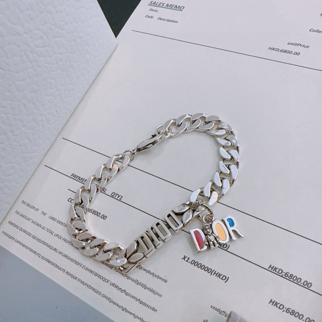 NO:603816,DIOR's new high-quality Dior bracelet original item counter new open mold retro trendy fashion must-have. Can be worn by both men and women. The same style for couples. Rock punk Thai silver style. Retro elements. Trendy and versatile. The same necklace on the official website. The latest chain has a higher grade. Celebrity classic bracelet. Cuban chain series. Retro silver bracelet. Chain length and code number: 22cm, 20cm and 18cm. The length can be changed. The details are distressed. Non-market glossy version. This one has been released. The best-selling model in Dior.  Very easy to match with trendy clothes, fine jewelry, dior, dior, necklace, bracelet19860909DIOR新款高品质迪奥手链原单货专柜新款开模复古潮流时尚必备 男女均可佩戴 情侣款同款 摇滚朋克泰银风格 复古元素 潮流百搭 官网同款项链最新款链条档次更高明星经典款手链古巴链系列复古银手链 链长码数22cm20cm18cm可改长度 细节对版做旧处理 非市面亮面版型 这款一直在出 迪奥里面热卖款 非常好搭配潮流衣服,饰品精品,dior,dior,necklace,bracelet,Jewelry