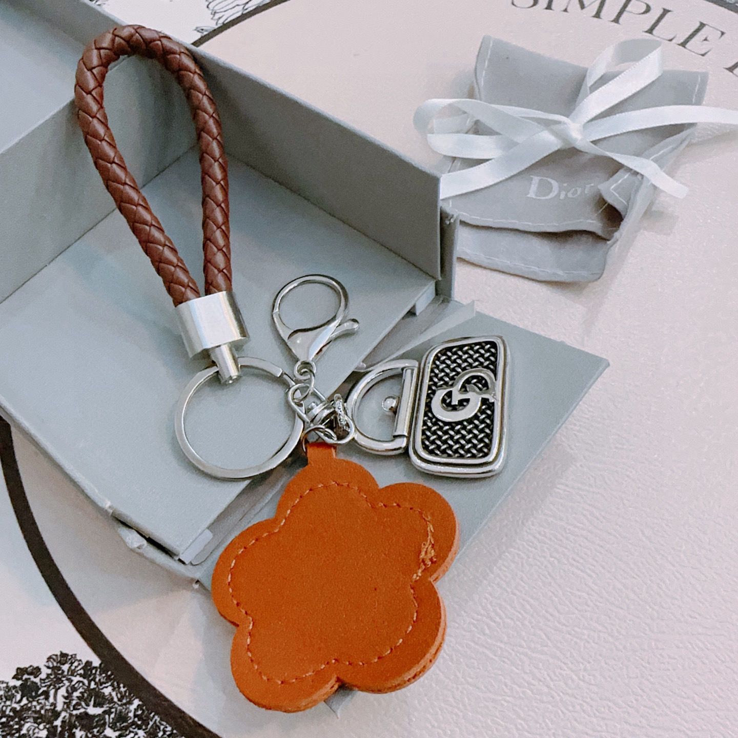 NO:603824,New product release Dior keychain bag buckle The latest bag charm is of a higher grade Stars have the same style Anger Forest series classic models co-branded design concept keychain series The details are distressed The version is not available in the market glossy version This has been out. The best-selling model in Dior Very good match with trendy backpacks, jewelry boutiques, dior, backpacks, keychain19860909新品发布 迪奥钥匙扣 包包扣 最新款包包挂饰档次更高明星同款Anger Forest系列经典款联名设计理念钥匙扣系列 细节对版做旧处理 非市面亮面版型 这款一直在出 迪奥里面热卖款 非常好搭配潮流背包,饰品精品,dior,backpacks,keychain,Jewelry