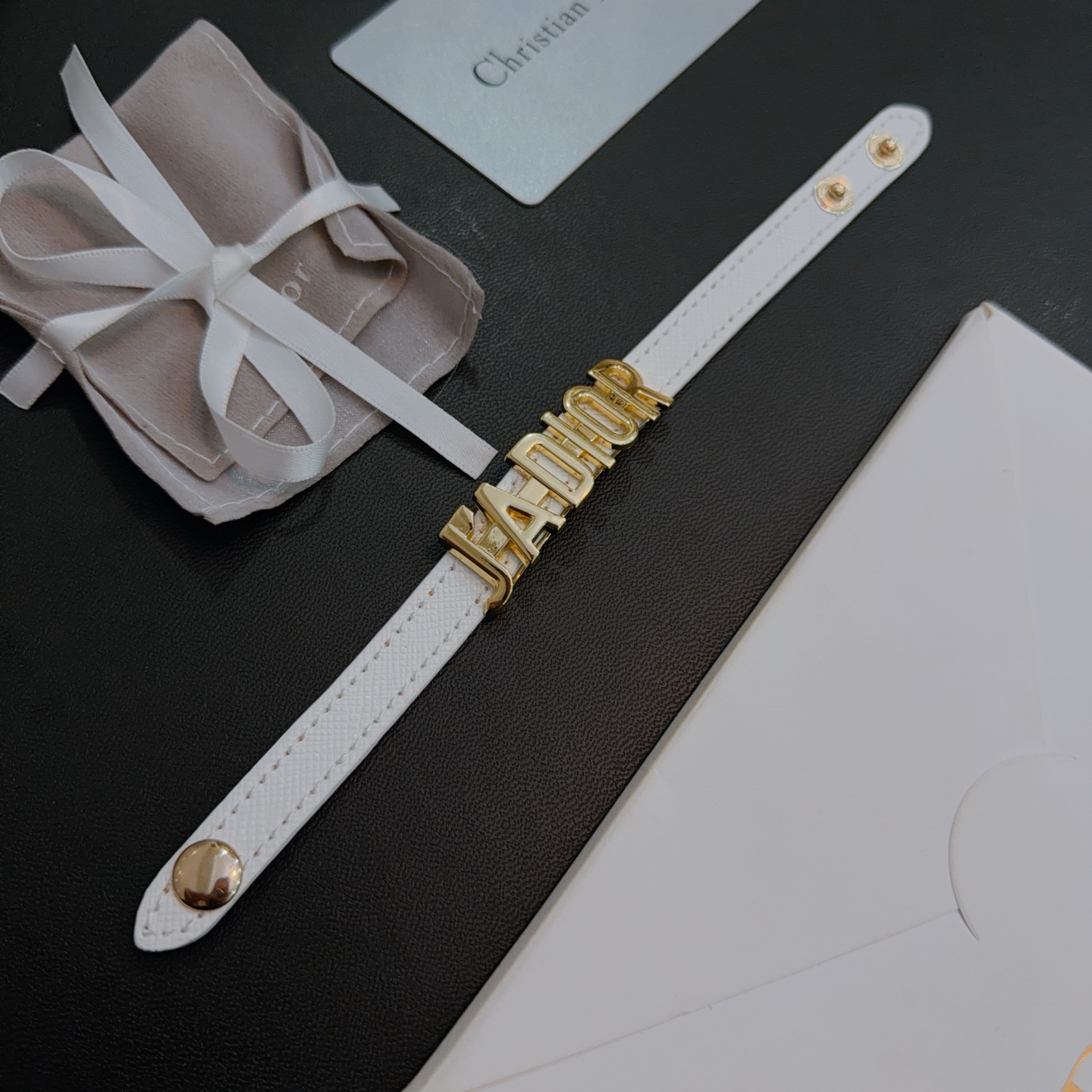 NO:604437,High-quality Dior cowhide hand rope bracelet original item counter new open mold retro trendy fashion must-have. Can be worn by both men and women. The same style for couples. Rock punk Thai silver style. Retro elements. Trendy and versatile. The same cowhide leather latest chain from the official website. The latest chain has a higher grade. Star classic necklace series retro. The details are distressed. Non-market glossy version. The size can be adjusted. This one is always on sale. The best-selling model in Dior.  Very easy to match with trendy clothes, fine jewelry, dior, necklace, bracelet, cowhide19860909高品质迪奥牛皮手绳手链原单货专柜新款开模复古潮流时尚必备 男女均可佩戴 情侣款同款 摇滚朋克泰银风格 复古元素 潮流百搭 官网同款牛皮最新款链条档次更高明星经典款项链系列复古 细节对版做旧处理 非市面亮面版型 码数可调节 这款一直在出 迪奥里面热卖款 非常好搭配潮流衣服,饰品精品,dior,necklace,bracelet,cowhide,Jewelry