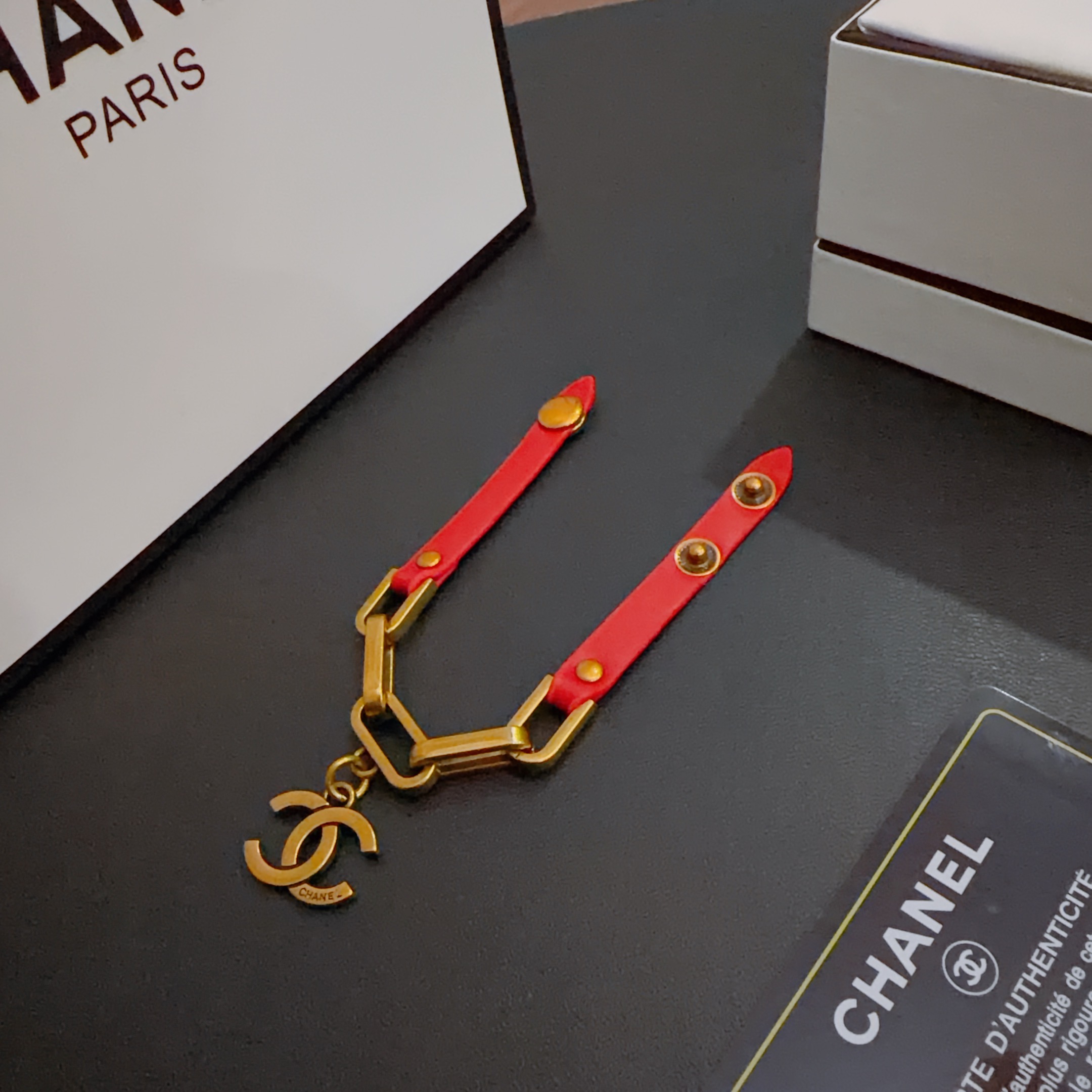 NO:604443,High-quality Chanel cowhide bracelet original item counter new open mold retro trendy fashion must-have. Can be worn by both men and women. Same style for couples. Rock punk Thai silver style. Retro elements. Trendy and versatile. Official website same cowhide latest chain. Higher grade. Celebrity classic necklace series retro. Details are distressed. Non-market glossy version. The size can be adjusted. This one has been out. Hot-selling model in Chanel.  Very easy to match with trendy clothes, fine jewelry, chanel, necklace, bracelet, cowhide19860909高品质香奈儿牛皮手绳手链原单货专柜新款开模复古潮流时尚必备 男女均可佩戴 情侣款同款 摇滚朋克泰银风格 复古元素 潮流百搭 官网同款牛皮最新款链条档次更高明星经典款项链系列复古 细节对版做旧处理 非市面亮面版型 码数可调节 这款一直在出 香奈儿里面热卖款 非常好搭配潮流衣服,饰品精品,chanel,necklace,bracelet,cowhide,Jewelry