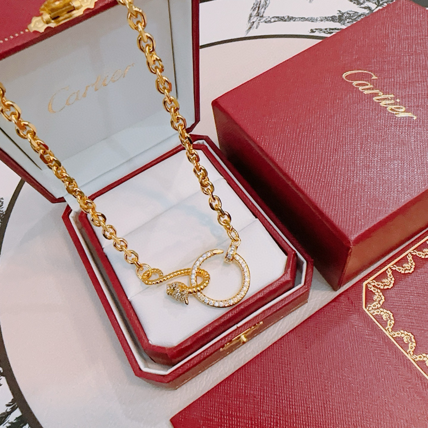 NO:604472,The new Cartier necklace V gold material series is in perfect appearance, with unparalleled details. The unique color is completely impeccable, and is decorated with a classic ring shape design. It is simple yet elegant and eye-catching. The pure handmade combination of V gold is more elegant and elegant. The same style for men and women, fine jewelry, cartier, necklace19860909新款卡地亚项链V金材质系列 品相完美,细节无敌,那种独特的色泽完全无可挑剔,再缀以经典指环外形设计,简约之余却又优雅夺目,V金纯手工的组合更显气色,上手雅致动人.男女同款,饰品精品,cartier,necklace,Jewelry