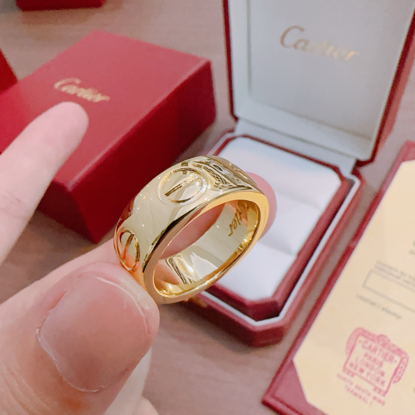 NO:604439,The new V gold material series of Cartier rings with diamonds is in perfect condition, with unparalleled details. The unique color is completely impeccable. It is also decorated with a classic ring shape design. It is simple yet elegant and eye-catching. The V gold pure handmade combination is more elegant and elegant. Same style for men and women. Code number 67891011, fine jewelry, cartier, ring19860909新款带钻卡地亚戒指V金材质系列 品相完美,细节无敌,那种独特的色泽完全无可挑剔,再缀以经典指环外形设计,简约之余却又优雅夺目,V金纯手工的组合更显气色,上手雅致动人.男女同款 码数67891011,饰品精品,cartier,ring,Jewelry