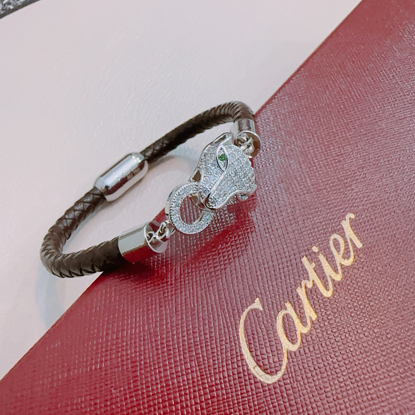 NO:604435,Cartier Bracelet Bracelet V gold cowhide material series is in perfect condition, with unparalleled details. The unique color is completely impeccable, and is decorated with a classic ring shape design. It is simple yet elegant and eye-catching. The pure handmade combination of V gold is more elegant and elegant. Same style for men and women. Cartier bracelet, jewelry boutique, cartier, bracelet, bracelet, cowhide19860909卡地亚手链手镯V金牛皮材质系列 品相完美,细节无敌,那种独特的色泽完全无可挑剔,再缀以经典指环外形设计,简约之余却又优雅夺目,V金纯手工的组合更显气色,上手雅致动人.男女同款 卡地亚手链,饰品精品,cartier,bracelet,bracelet,cowhide,Jewelry