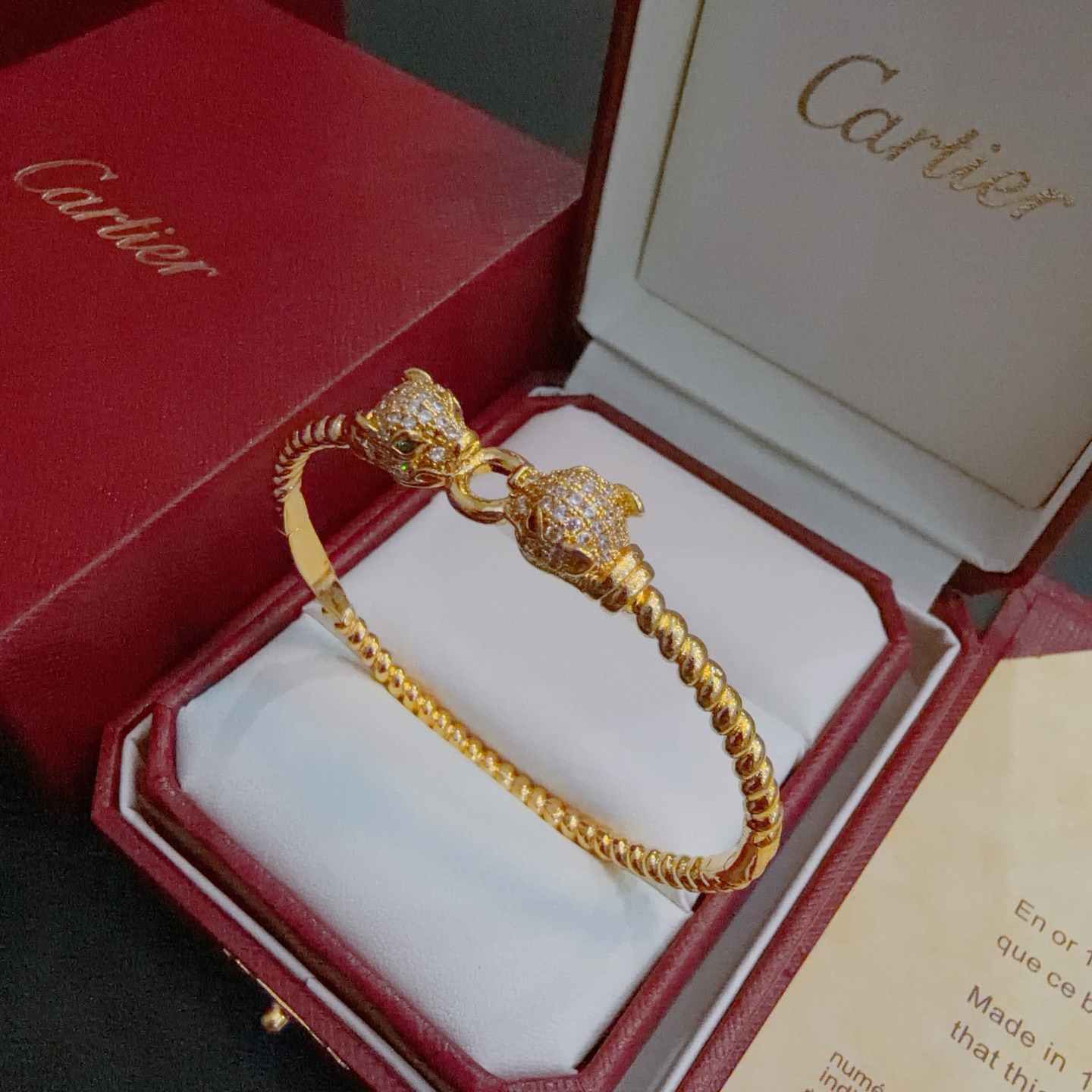 NO:641614,Cartier Bracelet V gold material series has perfect appearance, unparalleled details, the unique color is completely impeccable, and is decorated with a classic ring shape design, which is simple yet elegant and eye-catching. The pure handmade combination of V gold is more elegant and elegant. Same style for men and women. Cartier bracelet, jewelry boutique, cartier, bracelet19860909卡地亚手链V金材质系列 品相完美,细节无敌,那种独特的色泽完全无可挑剔,再缀以经典指环外形设计,简约之余却又优雅夺目,V金纯手工的组合更显气色,上手雅致动人.男女同款 卡地亚手链,饰品精品,cartier,bracelet,Jewelry