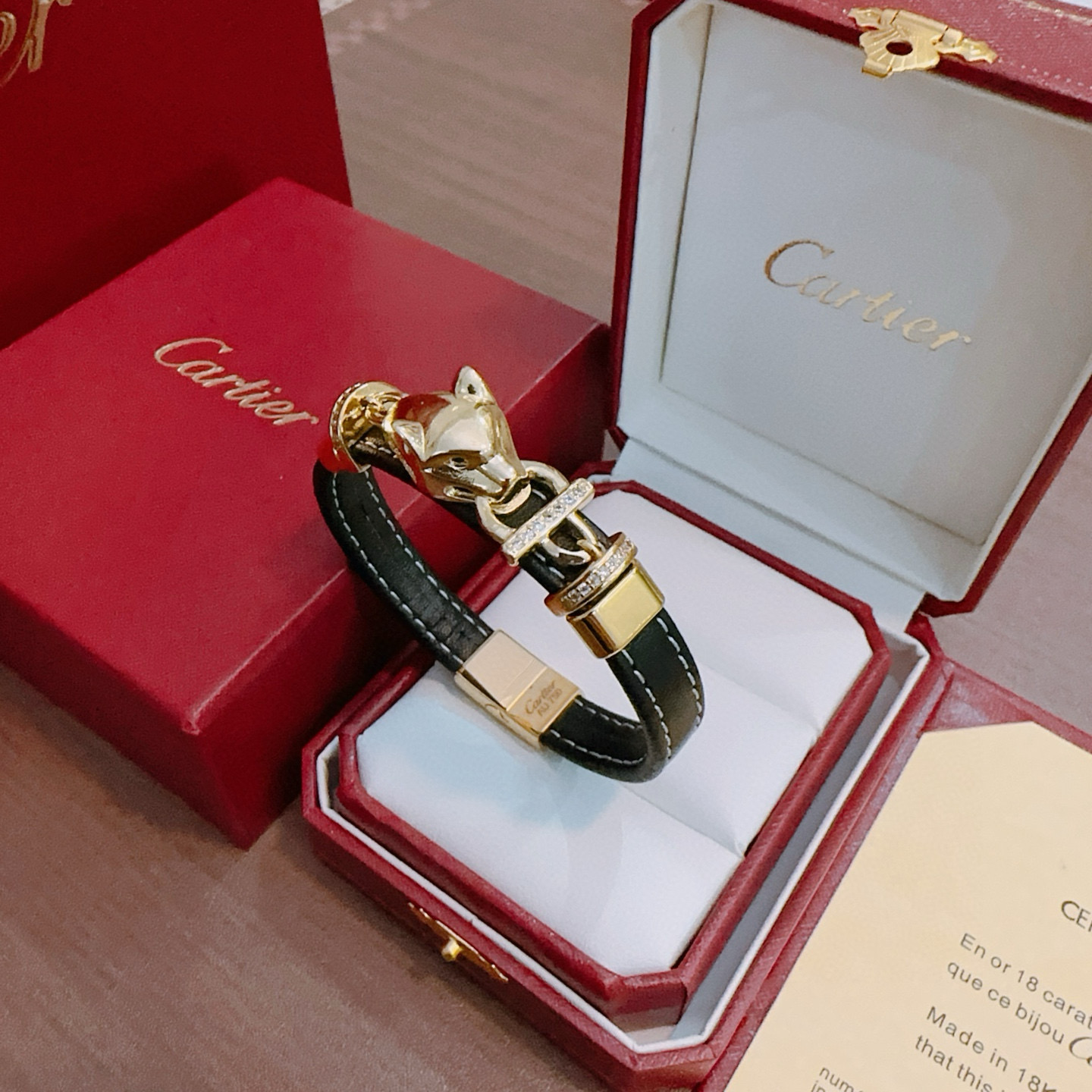 NO:641860,Cartier Bracelet Bracelet V gold cowhide material series is in perfect condition, with unparalleled details. The unique color is completely impeccable, and is decorated with a classic ring shape design. It is simple yet elegant and eye-catching. The pure handmade combination of V gold is more elegant and elegant. Same style for men and women. Cartier bracelet, jewelry boutique, cartier, bracelet, bracelet, cowhide19860909卡地亚手链手镯V金牛皮材质系列 品相完美,细节无敌,那种独特的色泽完全无可挑剔,再缀以经典指环外形设计,简约之余却又优雅夺目,V金纯手工的组合更显气色,上手雅致动人.男女同款 卡地亚手链,饰品精品,cartier,bracelet,bracelet,cowhide,Jewelry