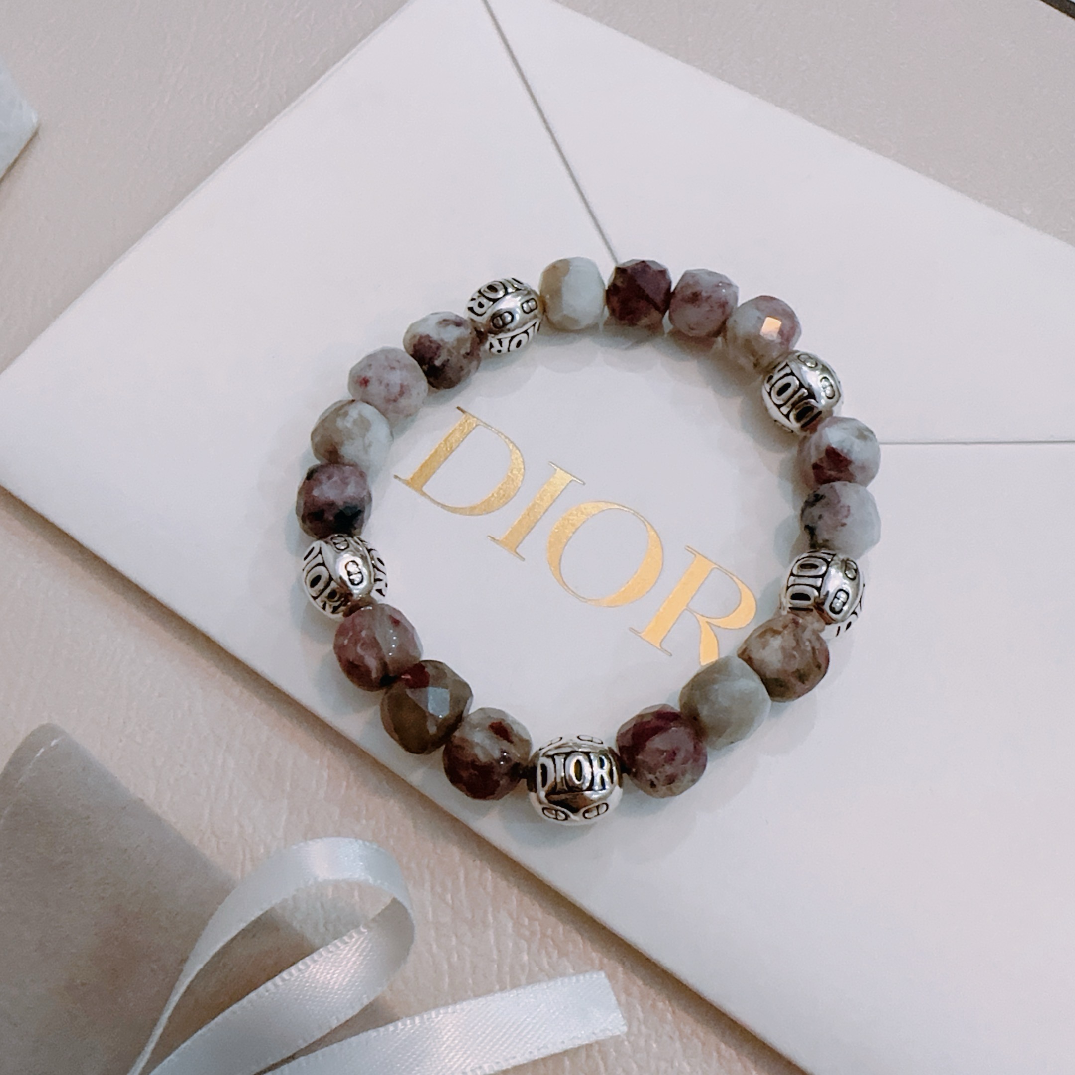 NO:641873,Counter precision version DIOR Dior multi-element natural stone agate Thai silver style bracelet. Same style as G-Dragon star. Retro style. Original replica. Purely handmade ~ authentic open mold. Trendy and fashionable must-have. Can be worn by both men and women. Same style for couples. Rock punk Thai silver style. Retro elements. Trendy and versatile. Same style as official website, fine jewelry, dior, dior, bracelet.19860909专柜精工版本 DIOR迪奥 多元素天然石玛瑙泰银风格手链 权志龙明星同款 复古做旧风 原版复刻 纯手工打造 ～正品开模潮流时尚必备 男女均可佩戴 情侣款同款 摇滚朋克泰银风格 复古元素 潮流百搭 官网同款,饰品精品,dior,dior,bracelet,Jewelry