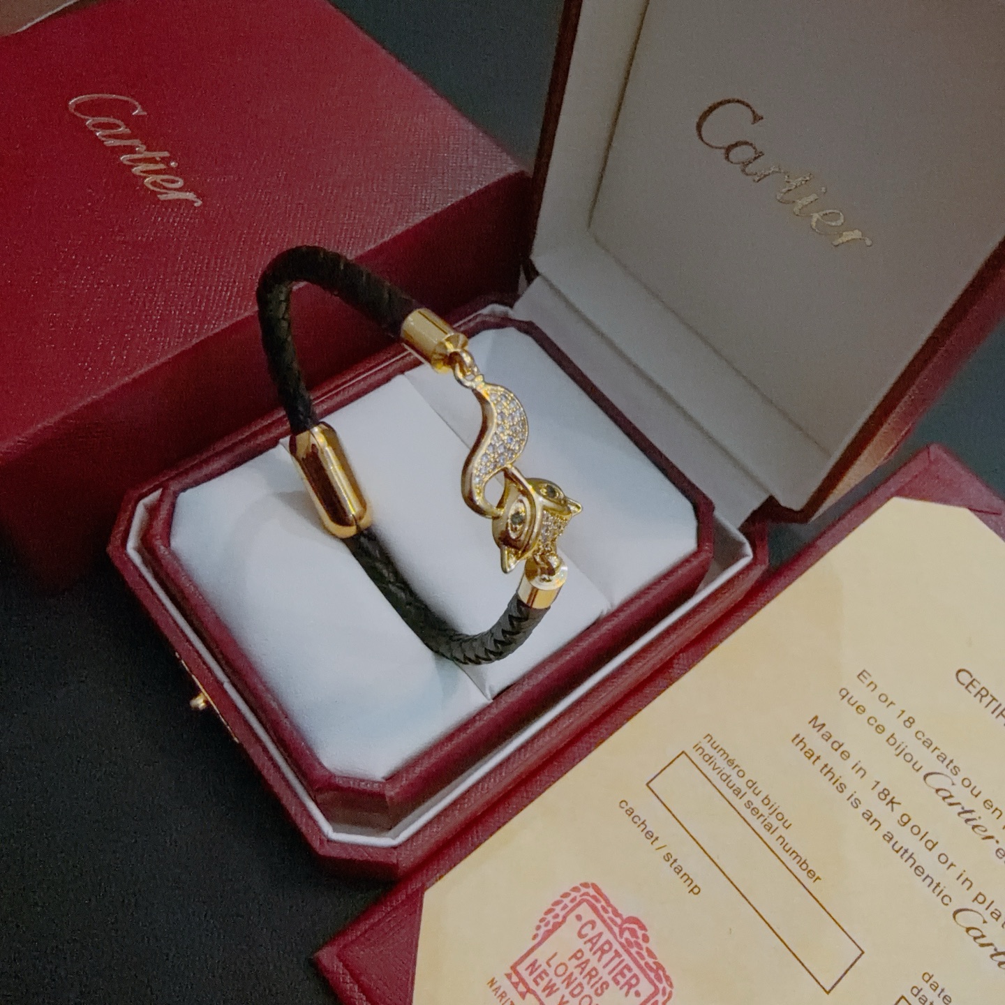 NO:642074,Cartier Bracelet Bracelet V gold cowhide material series is in perfect condition, with unparalleled details. The unique color is completely impeccable, and is decorated with a classic ring shape design. It is simple yet elegant and eye-catching. The pure handmade combination of V gold is more elegant and elegant. Same style for men and women. Cartier bracelet, jewelry boutique, cartier, bracelet, bracelet, cowhide19860909卡地亚手链手镯V金牛皮材质系列 品相完美,细节无敌,那种独特的色泽完全无可挑剔,再缀以经典指环外形设计,简约之余却又优雅夺目,V金纯手工的组合更显气色,上手雅致动人.男女同款 卡地亚手链,饰品精品,cartier,bracelet,bracelet,cowhide,Jewelry