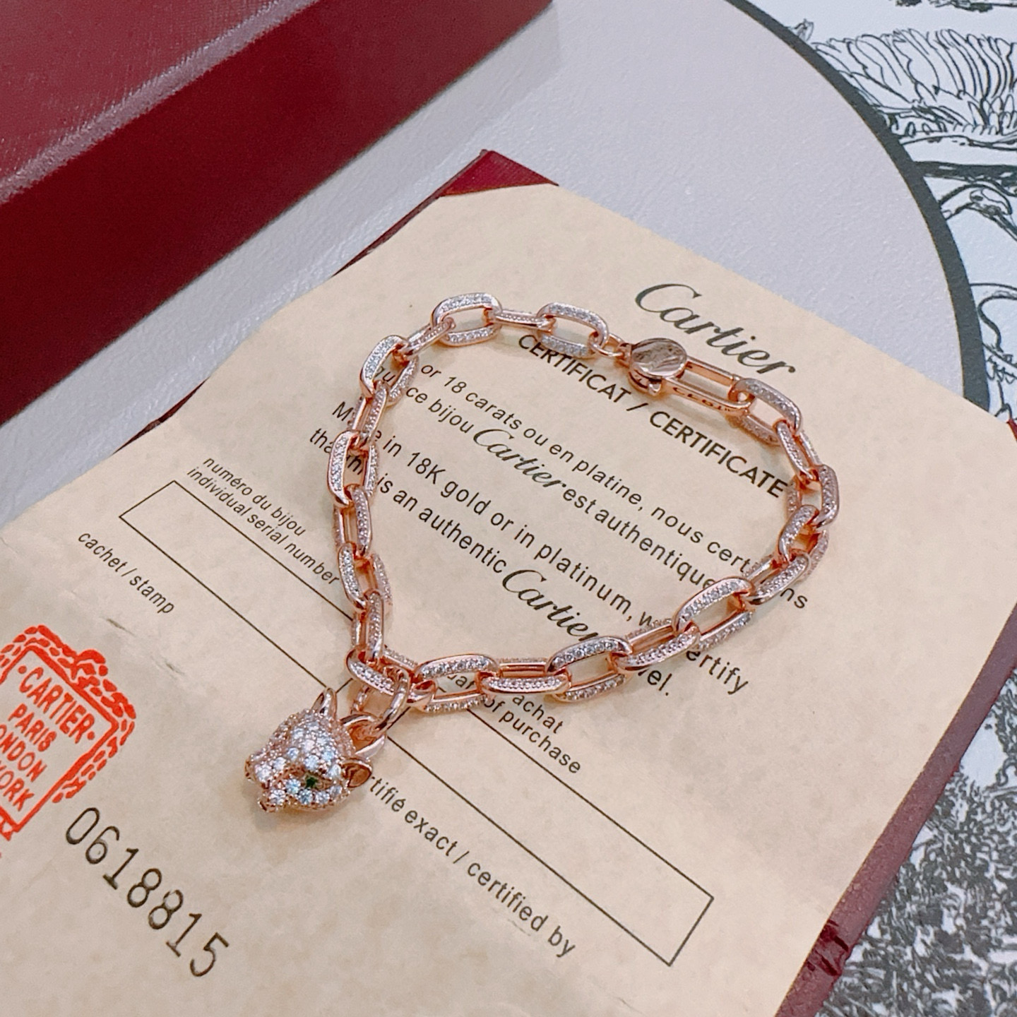 NO:642791,The new V gold material series of Cartier bracelets with diamonds is in perfect condition, the details are unparalleled, the unique color is completely impeccable, and it is decorated with a classic ring shape design, which is simple yet elegant and eye-catching. The V gold pure handmade combination is more elegant and elegant. The same style for men and women, boutique jewelry, cartier, bracelet19860909新款带钻卡地亚手链V金材质系列 品相完美,细节无敌,那种独特的色泽完全无可挑剔,再缀以经典指环外形设计,简约之余却又优雅夺目,V金纯手工的组合更显气色,上手雅致动人.男女同款,饰品精品,cartier,bracelet,Jewelry