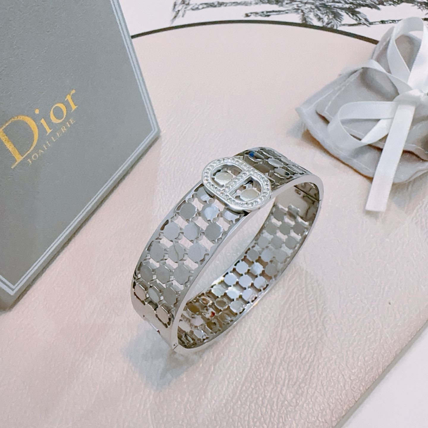 NO:642768,Dior bracelet bracelet, new model, trendy and fashionable must-have, can be worn by both men and women, the same style for couples, trendy and versatile, the same latest style from the official website (steel material), fine jewelry, dior, bracelet, bracelet19860909迪奥手链手镯 新款开模潮流时尚必备 男女均可佩戴 情侣款同款 潮流百搭 官网同款最新款（钢材质）,饰品精品,dior,bracelet,bracelet,Jewelry