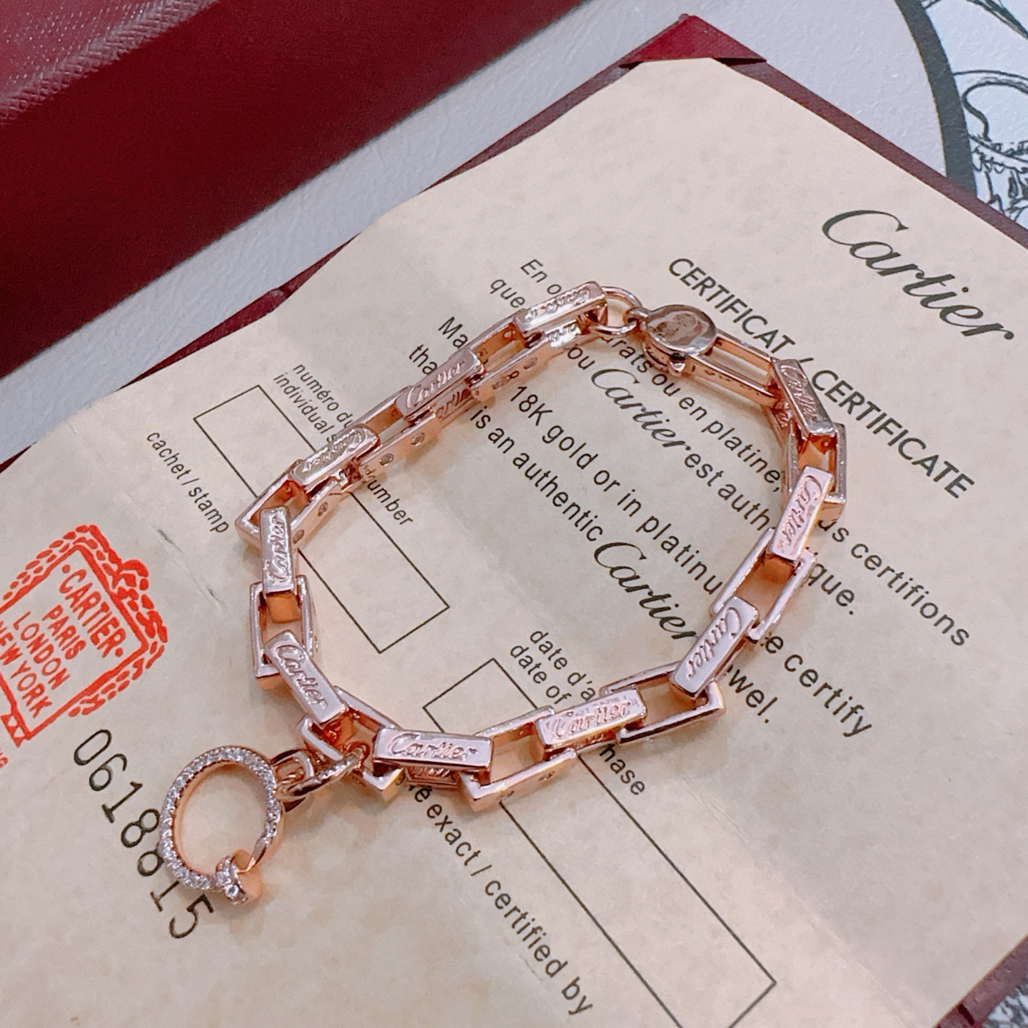 NO:642772,The new Cartier bracelet V gold material series is in perfect condition, with unparalleled details. The unique color is completely impeccable, and is decorated with a classic ring shape design. It is simple yet elegant and eye-catching. The pure handmade combination of V gold is more elegant and elegant. The same style for men and women, boutique jewelry, cartier, bracelet19860909新款卡地亚手链V金材质系列 品相完美,细节无敌,那种独特的色泽完全无可挑剔,再缀以经典指环外形设计,简约之余却又优雅夺目,V金纯手工的组合更显气色,上手雅致动人.男女同款,饰品精品,cartier,bracelet,Jewelry