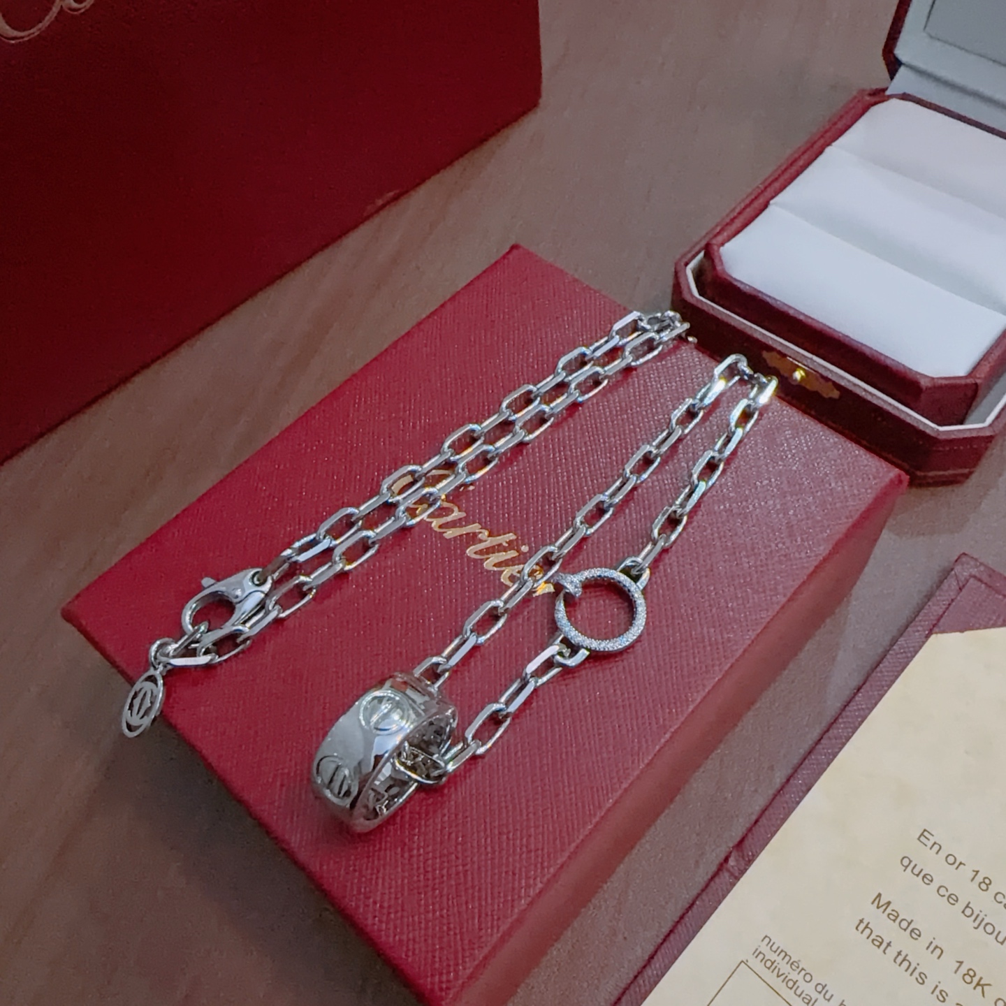 NO:642731,The new V gold material series of Cartier necklaces with diamonds is in perfect condition, the details are invincible, the unique color is completely impeccable, and it is decorated with a classic ring shape design, which is simple yet elegant and eye-catching. The V gold pure handmade combination is more elegant and elegant. The same style for men and women, fine jewelry, cartier, necklace19860909新款带钻卡地亚项链V金材质系列 品相完美,细节无敌,那种独特的色泽完全无可挑剔,再缀以经典指环外形设计,简约之余却又优雅夺目,V金纯手工的组合更显气色,上手雅致动人.男女同款,饰品精品,cartier,necklace,Jewelry