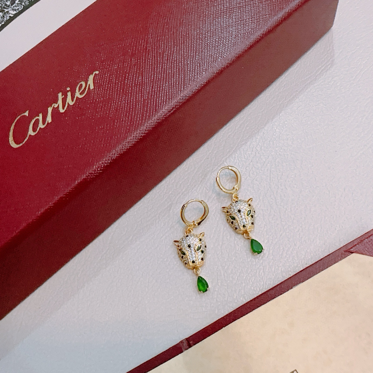 NO:642715,Cartier Earrings V gold material series are in perfect condition, with incomparable details. The unique color is completely impeccable. It is also decorated with a classic ring shape design, which is simple yet elegant and eye-catching. The pure handmade combination of V gold is more elegant and elegant. Same style for men and women. Cartier earrings, jewelry boutique, cartier, earrings19860909卡地亚耳环V金材质系列 品相完美,细节无敌,那种独特的色泽完全无可挑剔,再缀以经典指环外形设计,简约之余却又优雅夺目,V金纯手工的组合更显气色,上手雅致动人.男女同款 卡地亚耳环,饰品精品,cartier,earrings,Jewelry