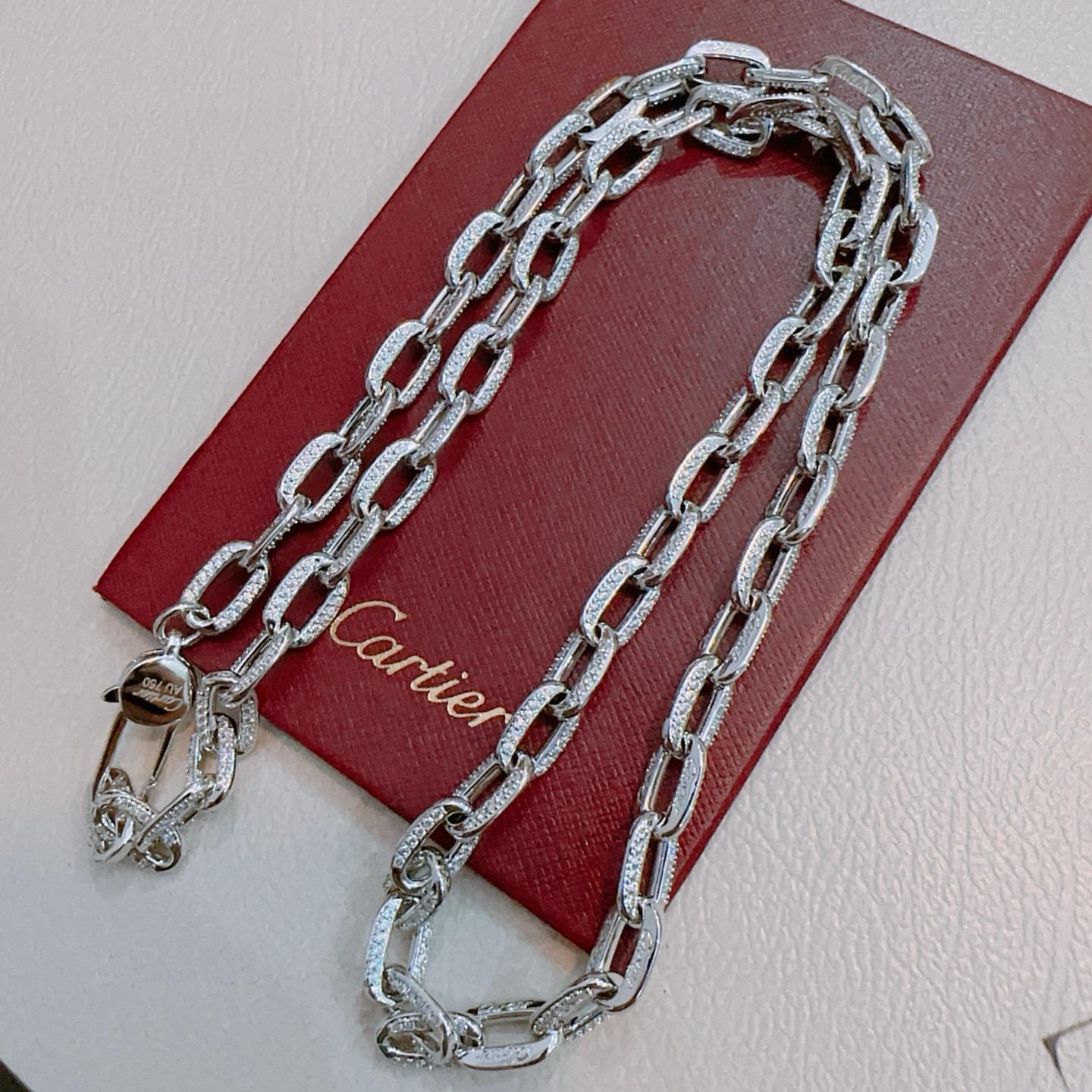 NO:642720,The new V gold material series of Cartier necklaces with diamonds is in perfect condition, the details are invincible, the unique color is completely impeccable, and it is decorated with a classic ring shape design, which is simple yet elegant and eye-catching. The V gold pure handmade combination is more elegant and elegant. The same style for men and women, fine jewelry, cartier, necklace19860909新款带钻卡地亚项链V金材质系列 品相完美,细节无敌,那种独特的色泽完全无可挑剔,再缀以经典指环外形设计,简约之余却又优雅夺目,V金纯手工的组合更显气色,上手雅致动人.男女同款,饰品精品,cartier,necklace,Jewelry