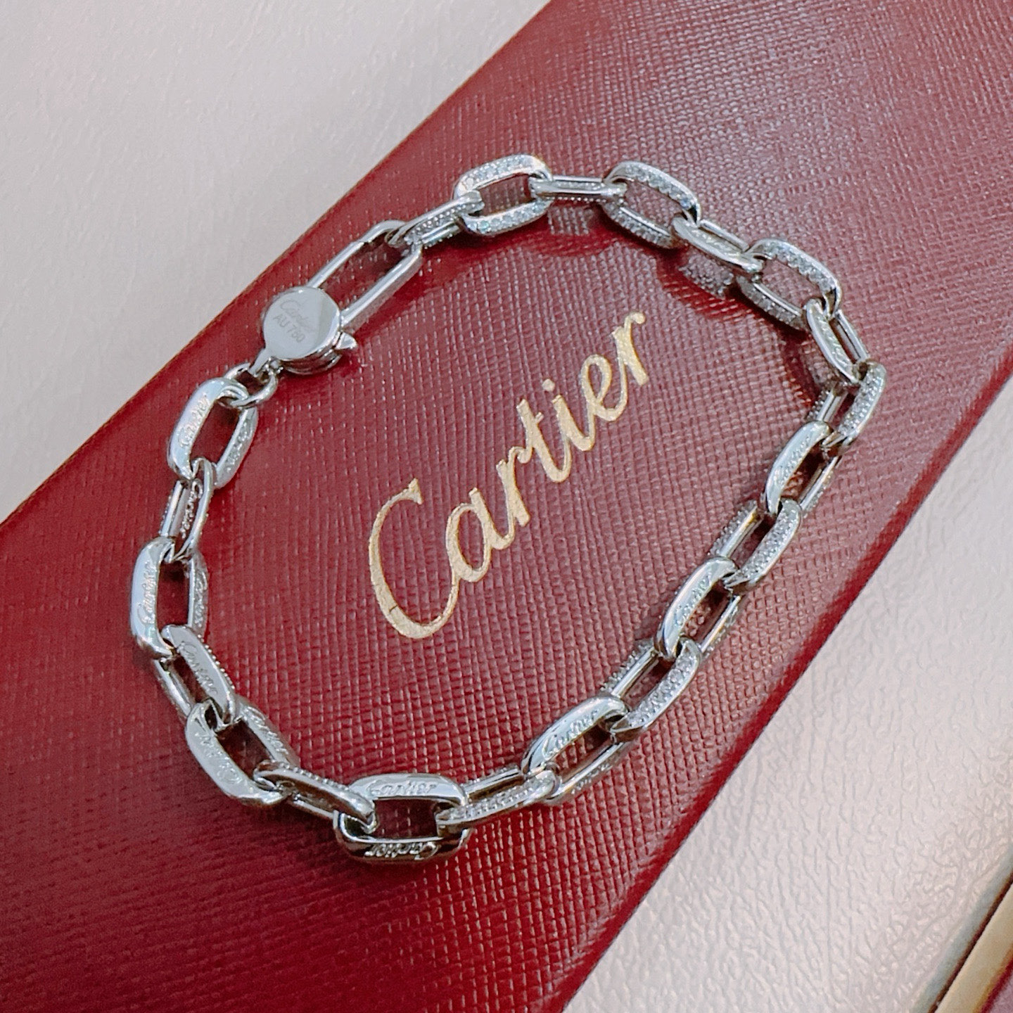 NO:642724,The new V gold material series of Cartier bracelets with diamonds is in perfect condition, the details are unparalleled, the unique color is completely impeccable, and it is decorated with a classic ring shape design, which is simple yet elegant and eye-catching. The V gold pure handmade combination is more elegant and elegant. The same style for men and women, boutique jewelry, cartier, bracelet19860909新款带钻卡地亚手链V金材质系列 品相完美,细节无敌,那种独特的色泽完全无可挑剔,再缀以经典指环外形设计,简约之余却又优雅夺目,V金纯手工的组合更显气色,上手雅致动人.男女同款,饰品精品,cartier,bracelet,Jewelry