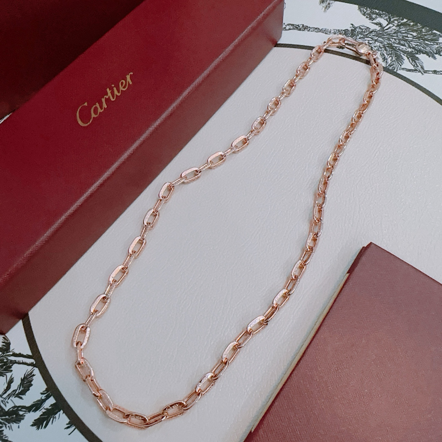 NO:642729,The new V gold material series of Cartier necklaces with diamonds is in perfect condition, the details are invincible, the unique color is completely impeccable, and it is decorated with a classic ring shape design, which is simple yet elegant and eye-catching. The V gold pure handmade combination is more elegant and elegant. The same style for men and women, fine jewelry, cartier, necklace19860909新款带钻卡地亚项链V金材质系列 品相完美,细节无敌,那种独特的色泽完全无可挑剔,再缀以经典指环外形设计,简约之余却又优雅夺目,V金纯手工的组合更显气色,上手雅致动人.男女同款,饰品精品,cartier,necklace,Jewelry