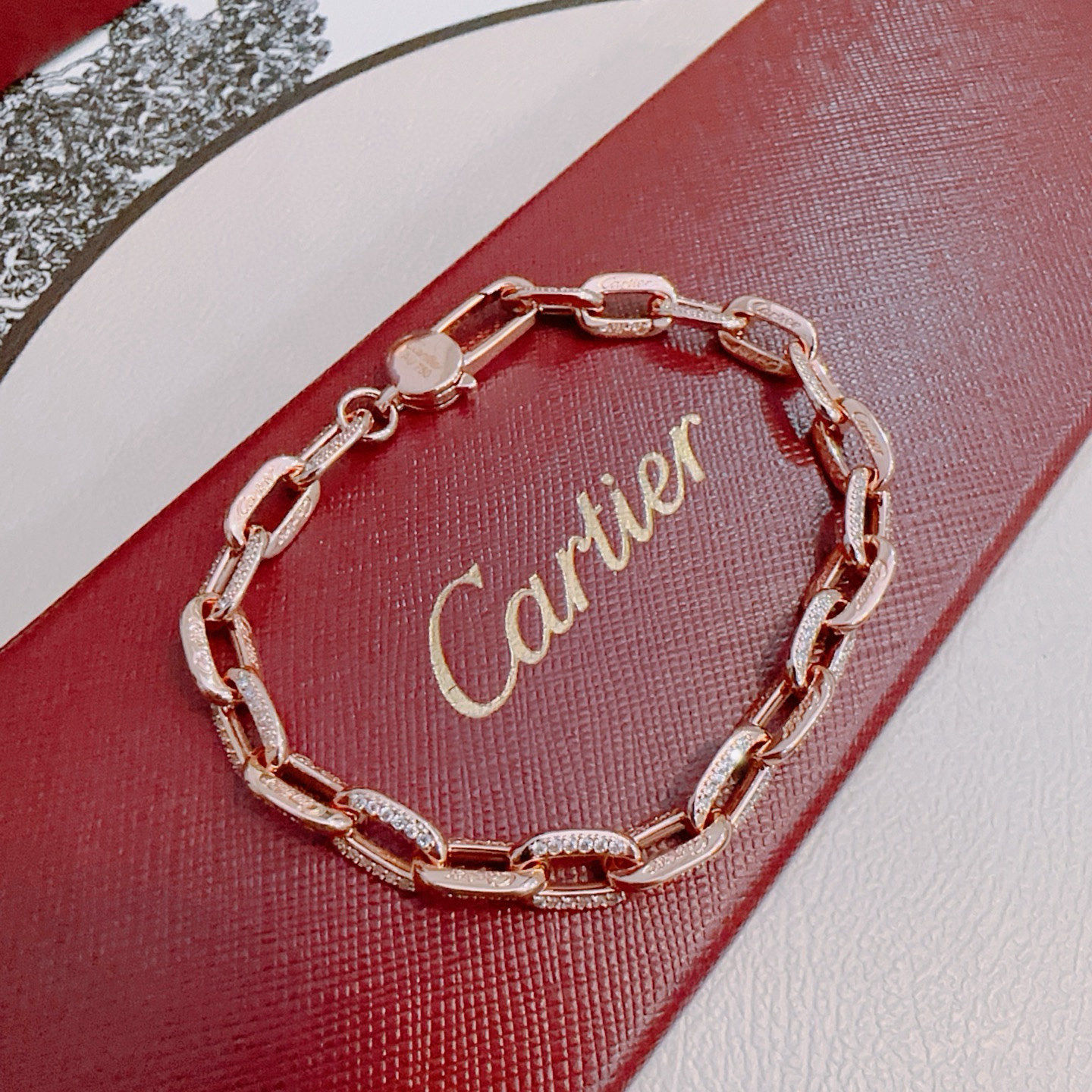 NO:642734,The new V gold material series of Cartier bracelets with diamonds is in perfect condition, the details are unparalleled, the unique color is completely impeccable, and it is decorated with a classic ring shape design, which is simple yet elegant and eye-catching. The V gold pure handmade combination is more elegant and elegant. The same style for men and women, boutique jewelry, cartier, bracelet19860909新款带钻卡地亚手链V金材质系列 品相完美,细节无敌,那种独特的色泽完全无可挑剔,再缀以经典指环外形设计,简约之余却又优雅夺目,V金纯手工的组合更显气色,上手雅致动人.男女同款,饰品精品,cartier,bracelet,Jewelry