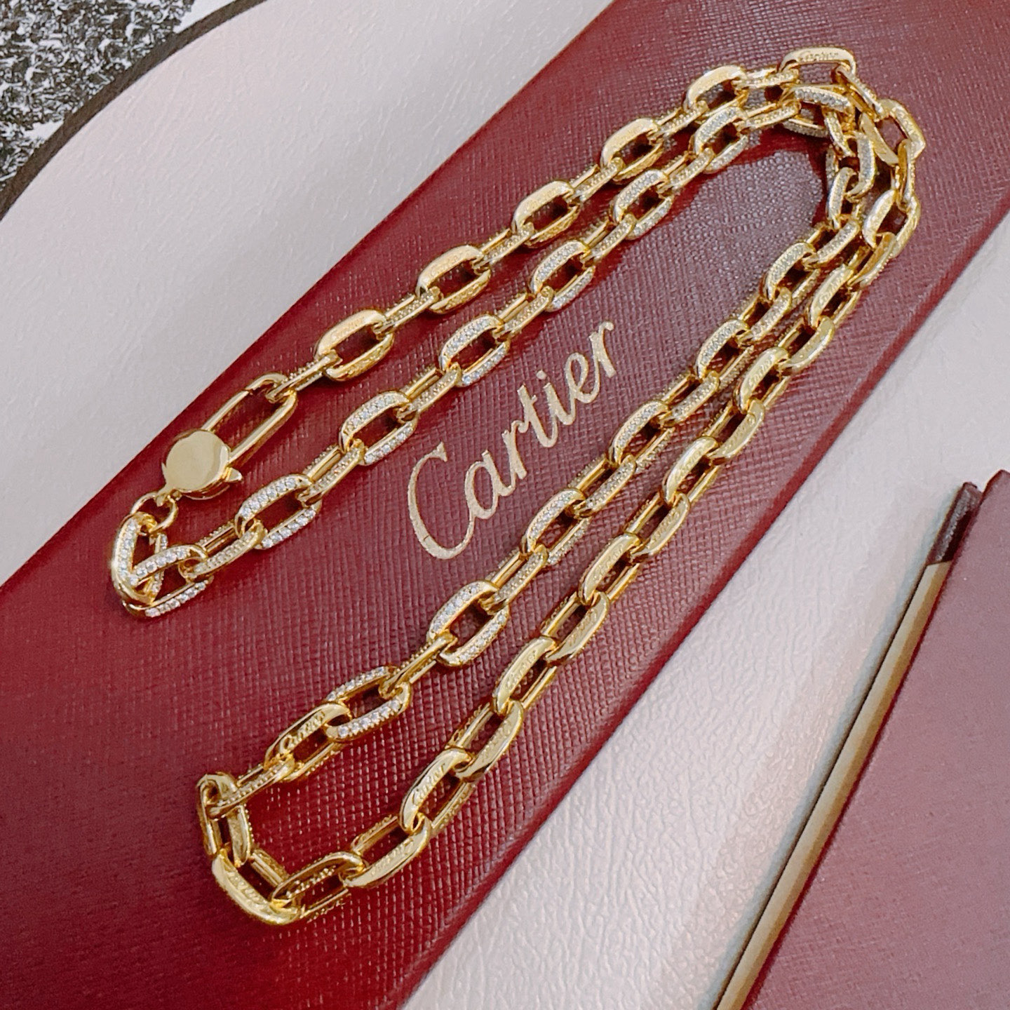 NO:642738,The new V gold material series of Cartier necklaces with diamonds is in perfect condition, the details are invincible, the unique color is completely impeccable, and it is decorated with a classic ring shape design, which is simple yet elegant and eye-catching. The V gold pure handmade combination is more elegant and elegant. The same style for men and women, fine jewelry, cartier, necklace19860909新款带钻卡地亚项链V金材质系列 品相完美,细节无敌,那种独特的色泽完全无可挑剔,再缀以经典指环外形设计,简约之余却又优雅夺目,V金纯手工的组合更显气色,上手雅致动人.男女同款,饰品精品,cartier,necklace,Jewelry