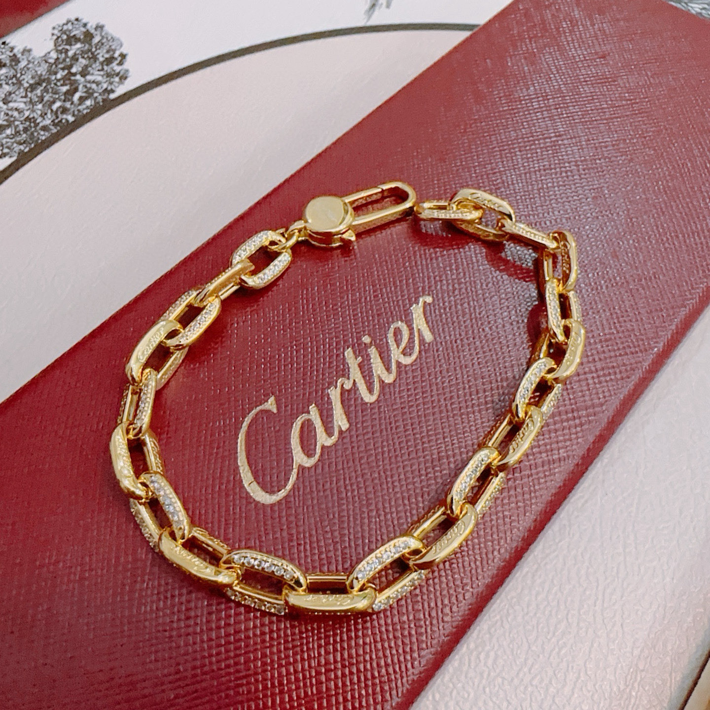 NO:642743,The new V gold material series of Cartier bracelets with diamonds is in perfect condition, the details are unparalleled, the unique color is completely impeccable, and it is decorated with a classic ring shape design, which is simple yet elegant and eye-catching. The V gold pure handmade combination is more elegant and elegant. The same style for men and women, boutique jewelry, cartier, bracelet19860909新款带钻卡地亚手链V金材质系列 品相完美,细节无敌,那种独特的色泽完全无可挑剔,再缀以经典指环外形设计,简约之余却又优雅夺目,V金纯手工的组合更显气色,上手雅致动人.男女同款,饰品精品,cartier,bracelet,Jewelry