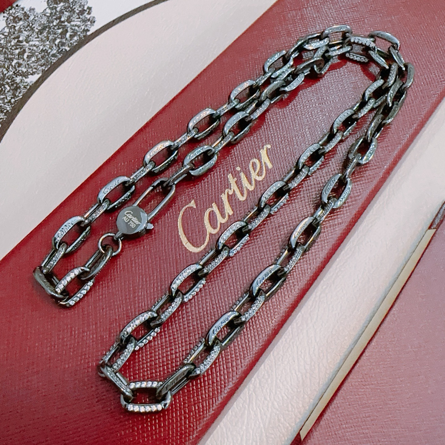 NO:642748,The new V gold material series of Cartier necklaces with diamonds is in perfect condition, the details are invincible, the unique color is completely impeccable, and it is decorated with a classic ring shape design, which is simple yet elegant and eye-catching. The V gold pure handmade combination is more elegant and elegant. The same style for men and women, fine jewelry, cartier, necklace19860909新款带钻卡地亚项链V金材质系列 品相完美,细节无敌,那种独特的色泽完全无可挑剔,再缀以经典指环外形设计,简约之余却又优雅夺目,V金纯手工的组合更显气色,上手雅致动人.男女同款,饰品精品,cartier,necklace,Jewelry