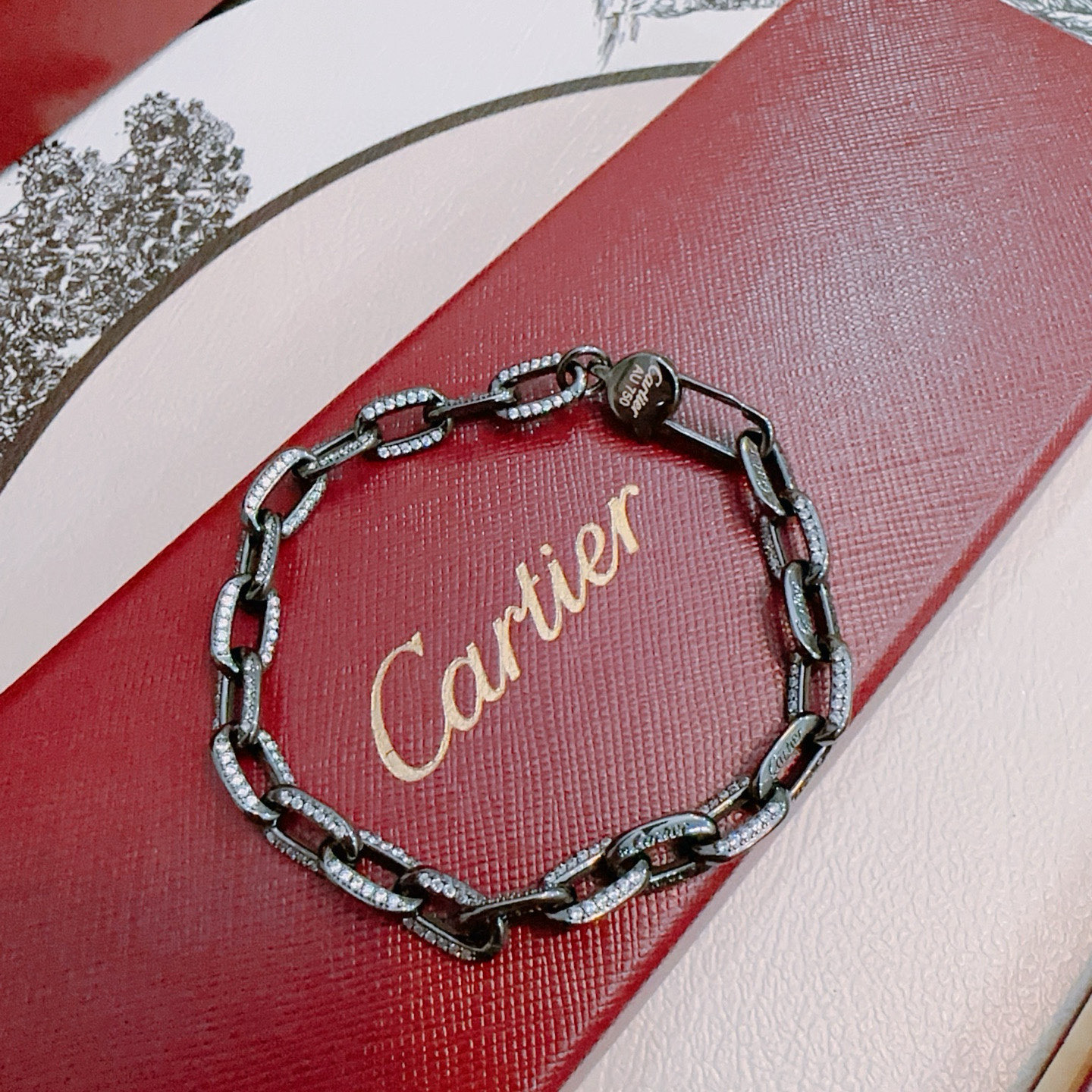 NO:642753,The new V gold material series of Cartier bracelets with diamonds is in perfect condition, the details are unparalleled, the unique color is completely impeccable, and it is decorated with a classic ring shape design, which is simple yet elegant and eye-catching. The V gold pure handmade combination is more elegant and elegant. The same style for men and women, boutique jewelry, cartier, bracelet19860909新款带钻卡地亚手链V金材质系列 品相完美,细节无敌,那种独特的色泽完全无可挑剔,再缀以经典指环外形设计,简约之余却又优雅夺目,V金纯手工的组合更显气色,上手雅致动人.男女同款,饰品精品,cartier,bracelet,Jewelry