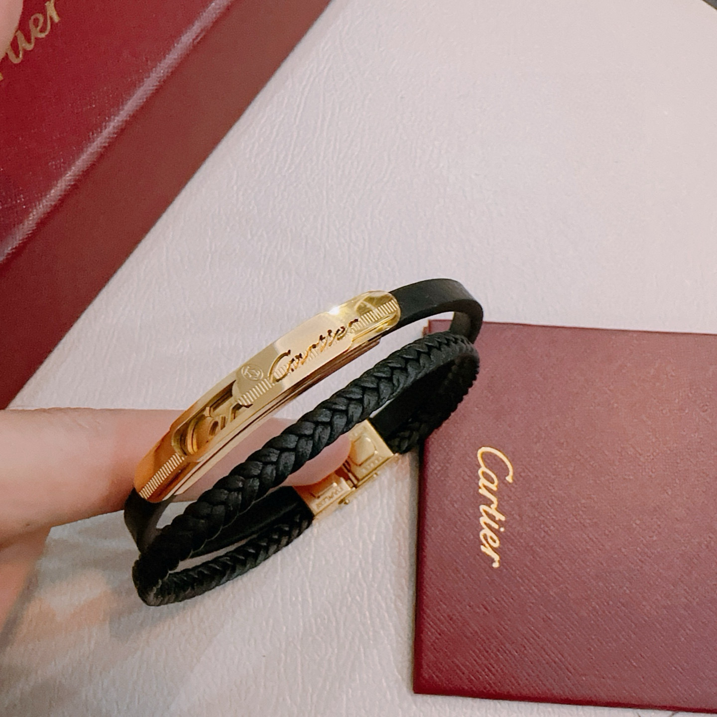 NO:642757,High-quality Cartier cowhide hand rope bracelet original goods counter new open mold retro trendy fashion must-have. Can be worn by both men and women. Same style for couples. Rock punk Thai silver style. Retro elements. Trendy and versatile. Official website same cowhide latest chain. Higher grade. Celebrity classic necklace series retro. Details are distressed. Non-market glossy version. The size is adjustable. This has been a hot seller in Cartier.  Very easy to match with trendy clothes, fine jewelry, cartier, necklace, bracelet, cowhide19860909高品质卡地亚牛皮手绳手链原单货专柜新款开模复古潮流时尚必备 男女均可佩戴 情侣款同款 摇滚朋克泰银风格 复古元素 潮流百搭 官网同款牛皮最新款链条档次更高明星经典款项链系列复古 细节对版做旧处理 非市面亮面版型 码数可调节 这款一直在出 卡地亚里面热卖款 非常好搭配潮流衣服,饰品精品,cartier,necklace,bracelet,cowhide,Jewelry