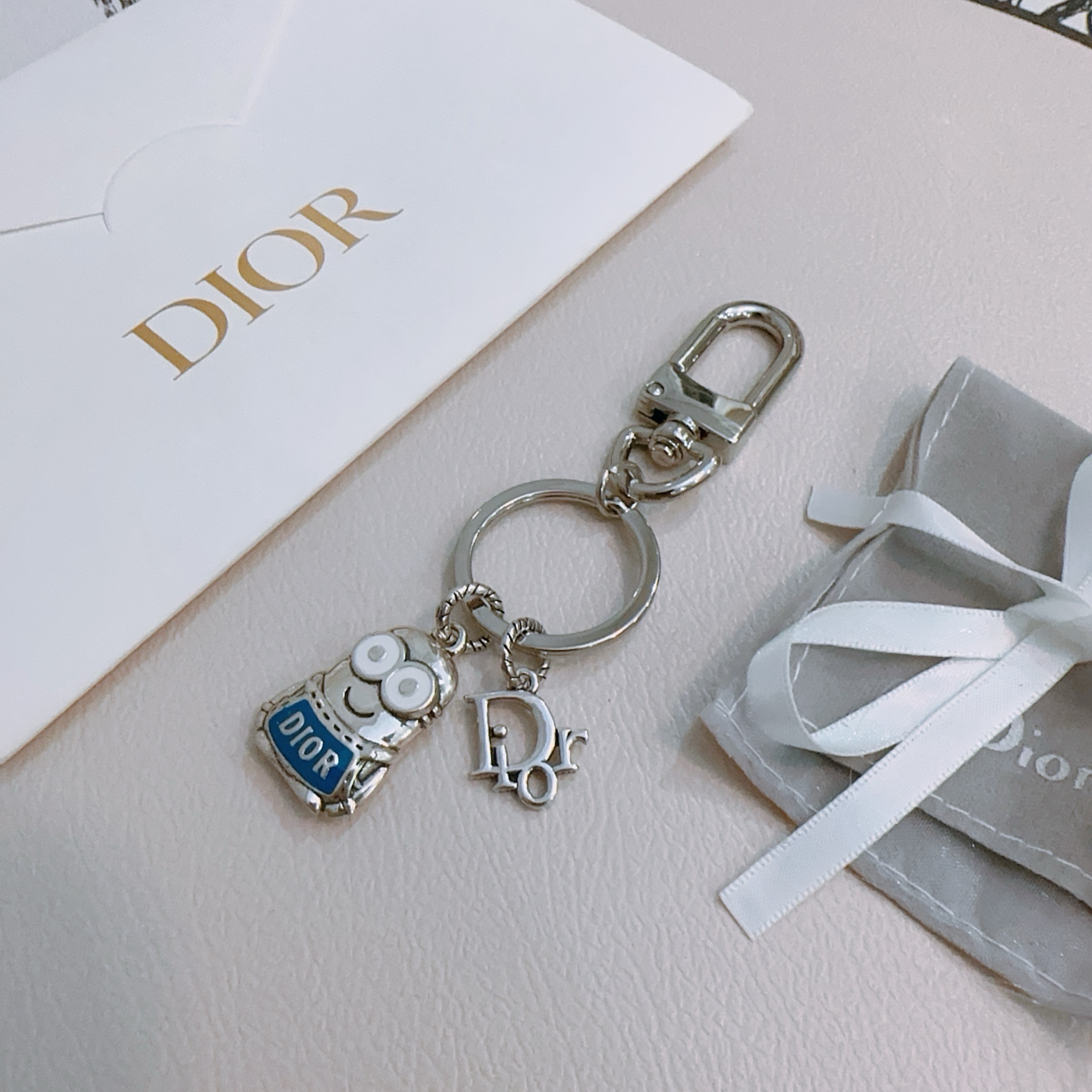 NO:642783,New product release Dior keychain bag buckle The latest bag charm is of a higher grade Stars have the same style Anger Forest series classic models co-branded design concept keychain series The details are distressed The version is not available in the market glossy version This has been out. The best-selling model in Dior Very good match with trendy backpacks, jewelry boutiques, dior, backpacks, keychain19860909新品发布 迪奥钥匙扣 包包扣 最新款包包挂饰档次更高明星同款Anger Forest系列经典款联名设计理念钥匙扣系列 细节对版做旧处理 非市面亮面版型 这款一直在出 迪奥里面热卖款 非常好搭配潮流背包,饰品精品,dior,backpacks,keychain,Jewelry