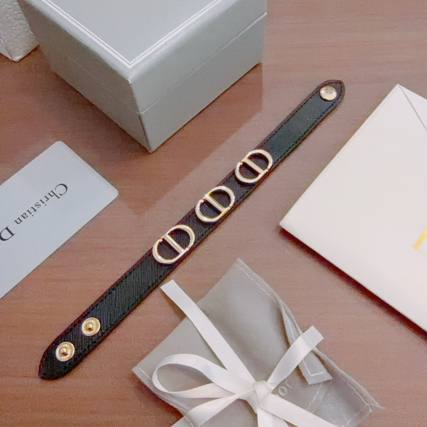 NO:642793,High-quality Dior cowhide hand rope bracelet original item counter new open mold retro trendy fashion must-have. Can be worn by both men and women. The same style for couples. Rock punk Thai silver style. Retro elements. Trendy and versatile. The same cowhide leather latest chain from the official website. The latest chain has a higher grade. Star classic necklace series retro. The details are distressed. Non-market glossy version. The size can be adjusted. This one is always on sale. The best-selling model in Dior.  Very easy to match with trendy clothes, fine jewelry, dior, necklace, bracelet, cowhide19860909高品质迪奥牛皮手绳手链原单货专柜新款开模复古潮流时尚必备 男女均可佩戴 情侣款同款 摇滚朋克泰银风格 复古元素 潮流百搭 官网同款牛皮最新款链条档次更高明星经典款项链系列复古 细节对版做旧处理 非市面亮面版型 码数可调节 这款一直在出 迪奥里面热卖款 非常好搭配潮流衣服,饰品精品,dior,necklace,bracelet,cowhide,Jewelry