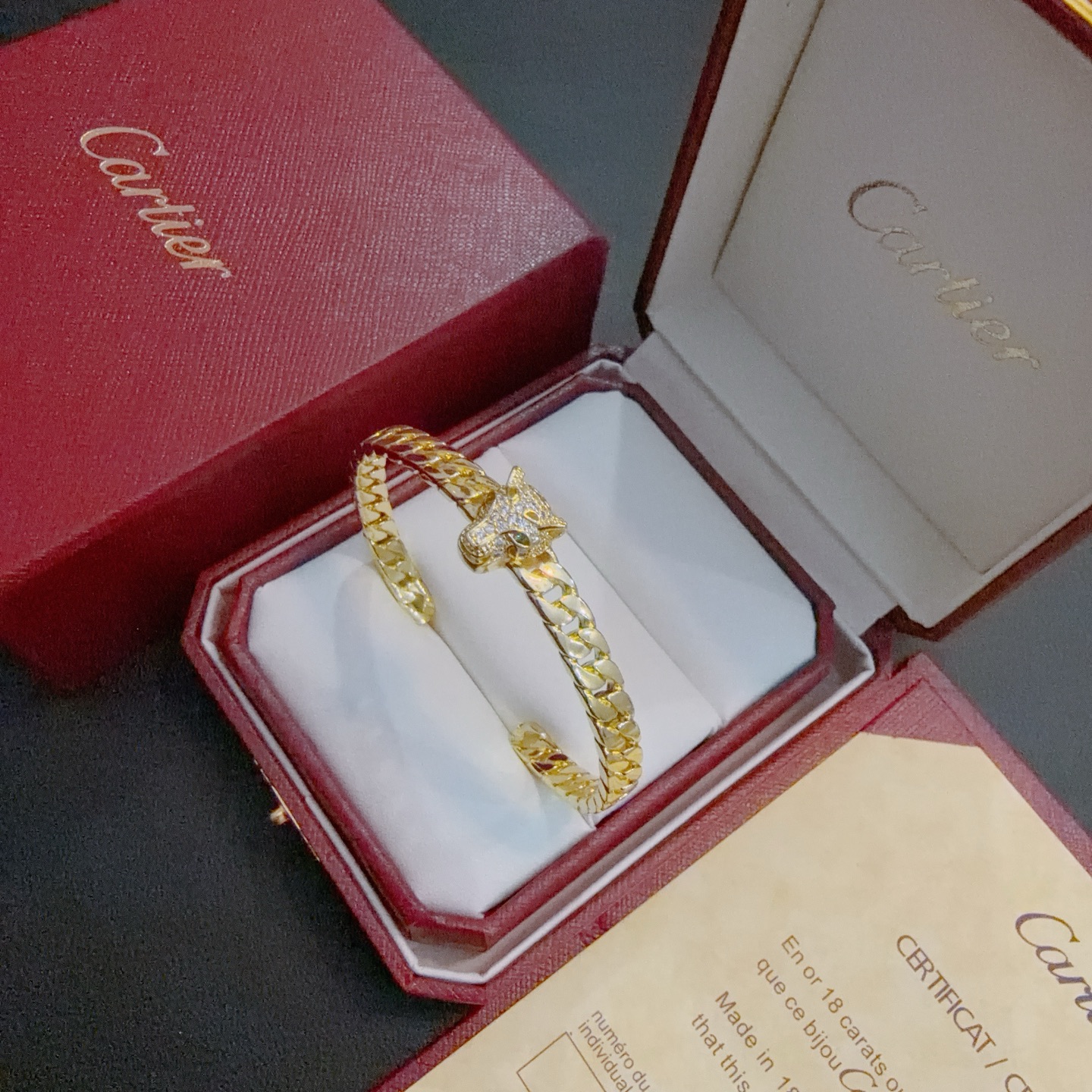 NO:642758,Cartier bracelet bracelet V gold material series, perfect appearance, unparalleled details, the unique color is completely impeccable, and decorated with a classic ring shape design, simple yet elegant and eye-catching, the V gold pure handmade combination is more elegant, elegant and moving. Same style for men and women Cartier bracelet, jewelry boutique, cartier, bracelet, bracelet19860909卡地亚手链手镯V金材质系列 品相完美,细节无敌,那种独特的色泽完全无可挑剔,再缀以经典指环外形设计,简约之余却又优雅夺目,V金纯手工的组合更显气色,上手雅致动人.男女同款 卡地亚手链,饰品精品,cartier,bracelet,bracelet,Jewelry