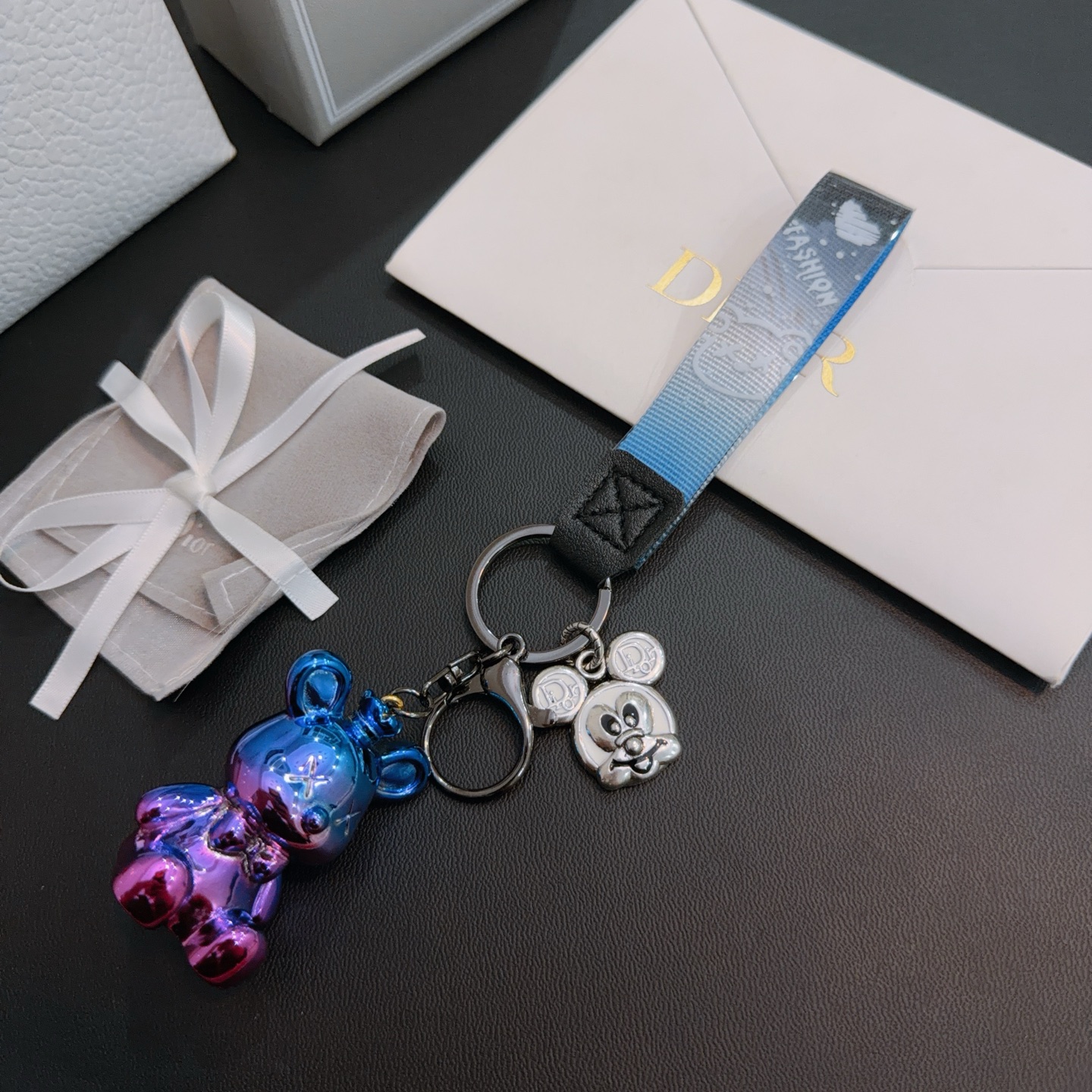 NO:642763,New product release Dior keychain bag buckle The latest bag charm is of a higher grade Stars have the same style Anger Forest series classic models co-branded design concept keychain series The details are distressed The version is not available in the market glossy version This has been out. The best-selling model in Dior Very good match with trendy backpacks, jewelry boutiques, dior, backpacks, keychain19860909新品发布 迪奥钥匙扣 包包扣 最新款包包挂饰档次更高明星同款Anger Forest系列经典款联名设计理念钥匙扣系列 细节对版做旧处理 非市面亮面版型 这款一直在出 迪奥里面热卖款 非常好搭配潮流背包,饰品精品,dior,backpacks,keychain,Jewelry